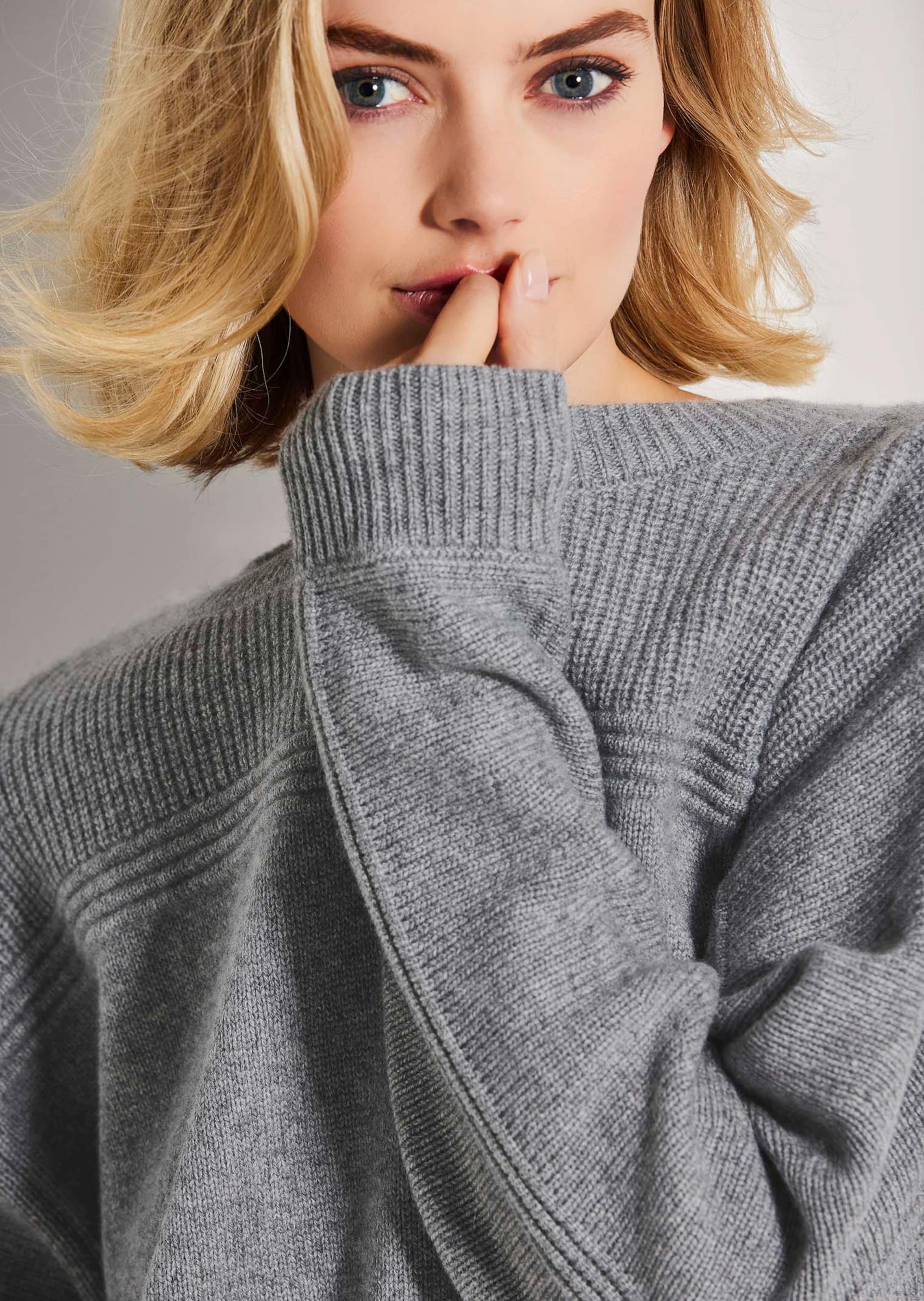 Cashmere jumper with boat neckline thumbnail 5