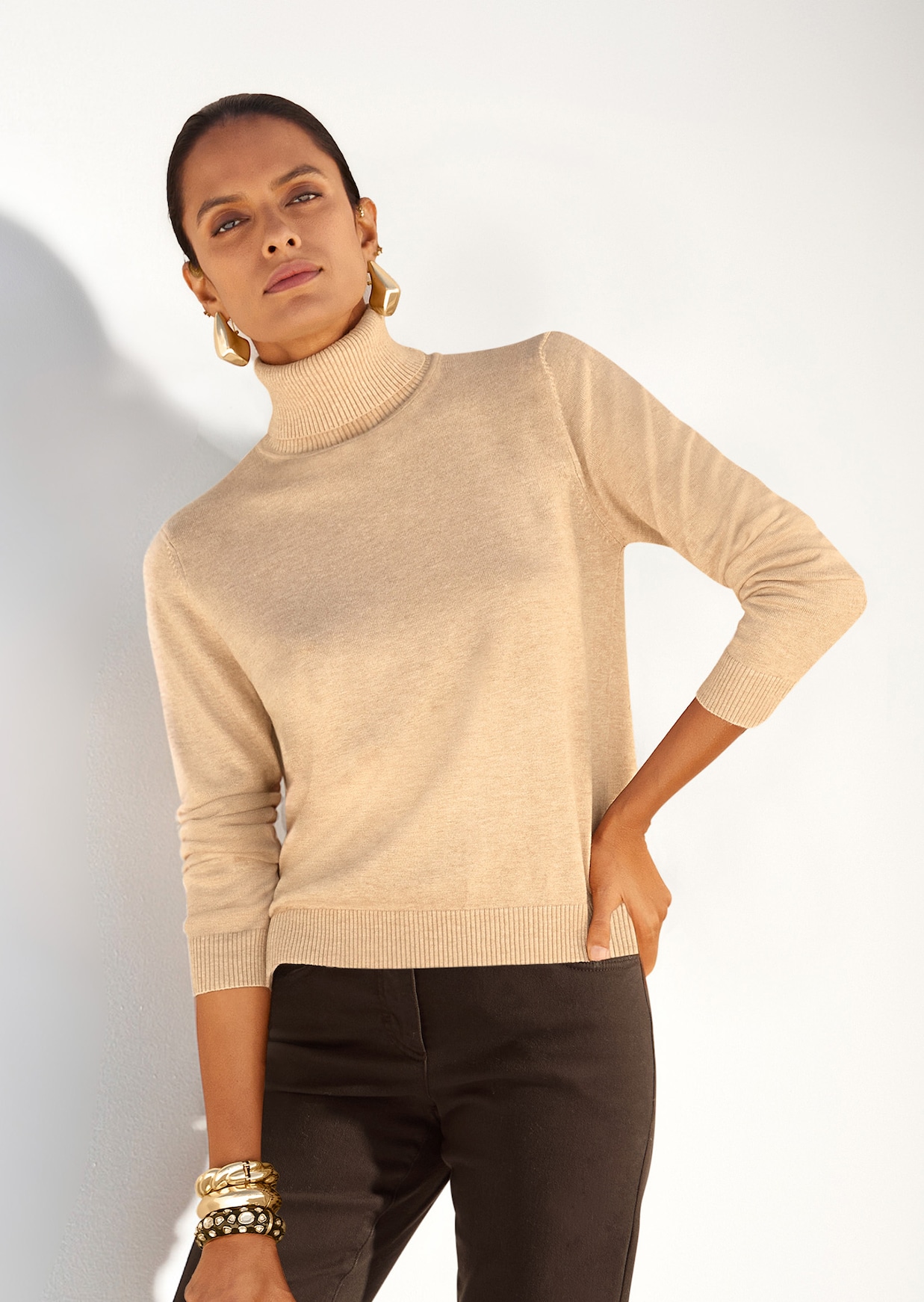 Figurnaher Feinstrickpullover