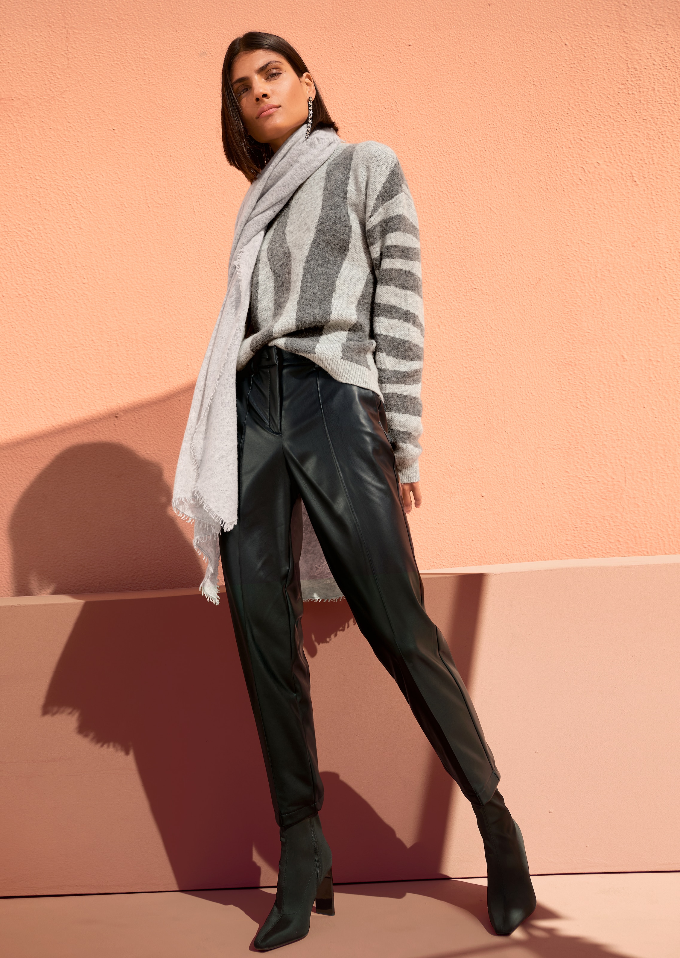 Hose im Leder-Look mit Biesen