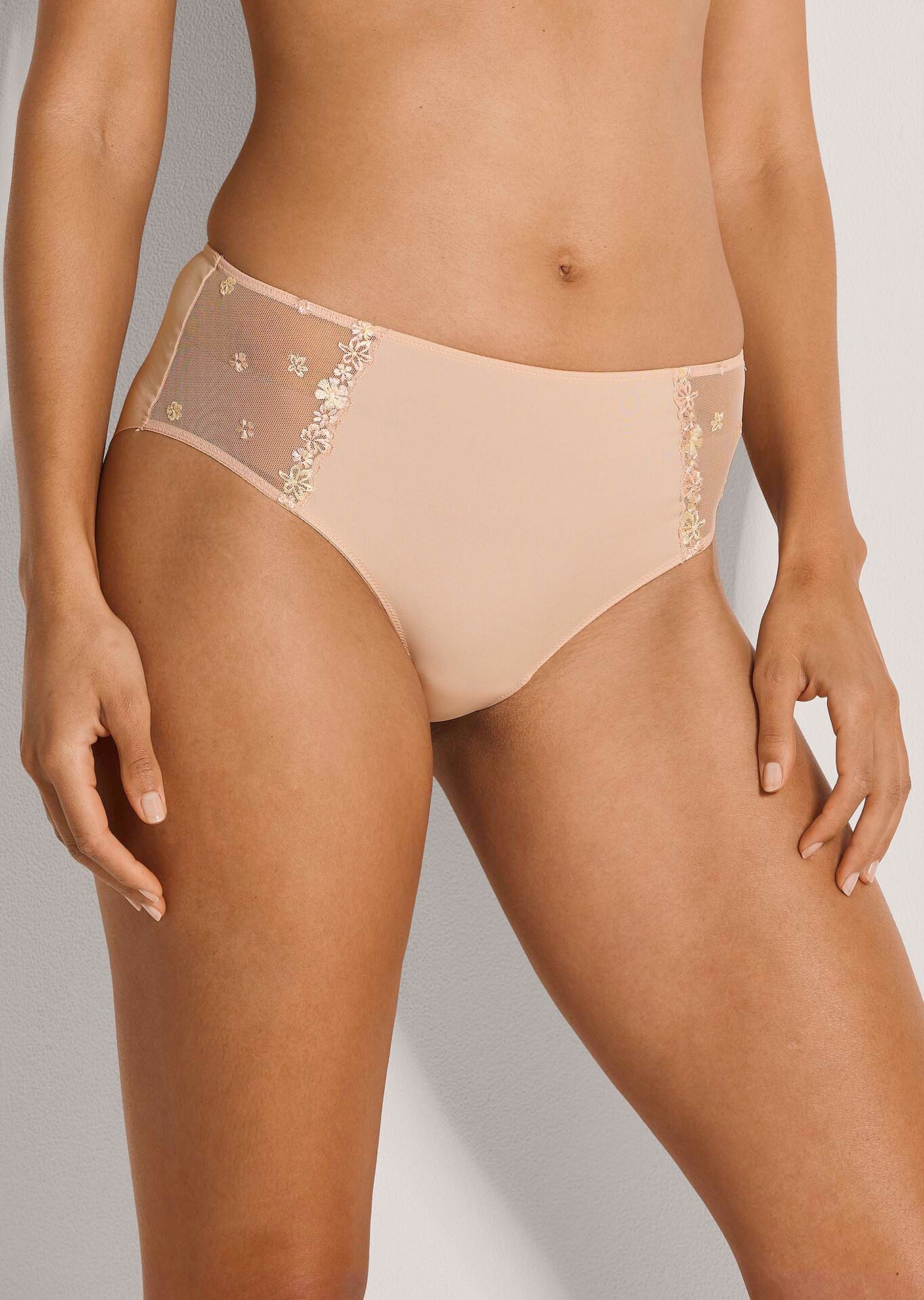 Slip avec empiècement en dentelle