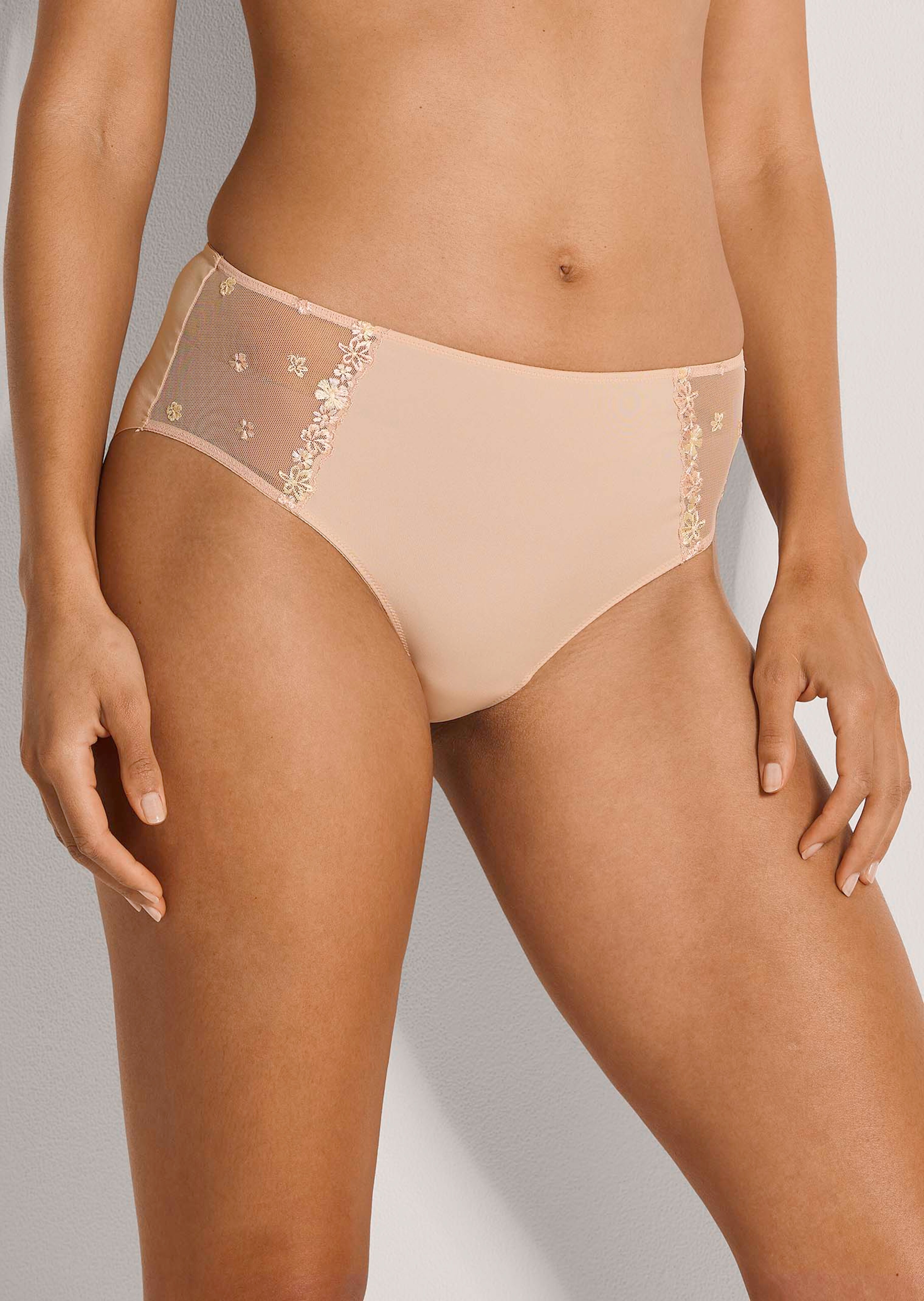 Slip avec empiècement en dentelle