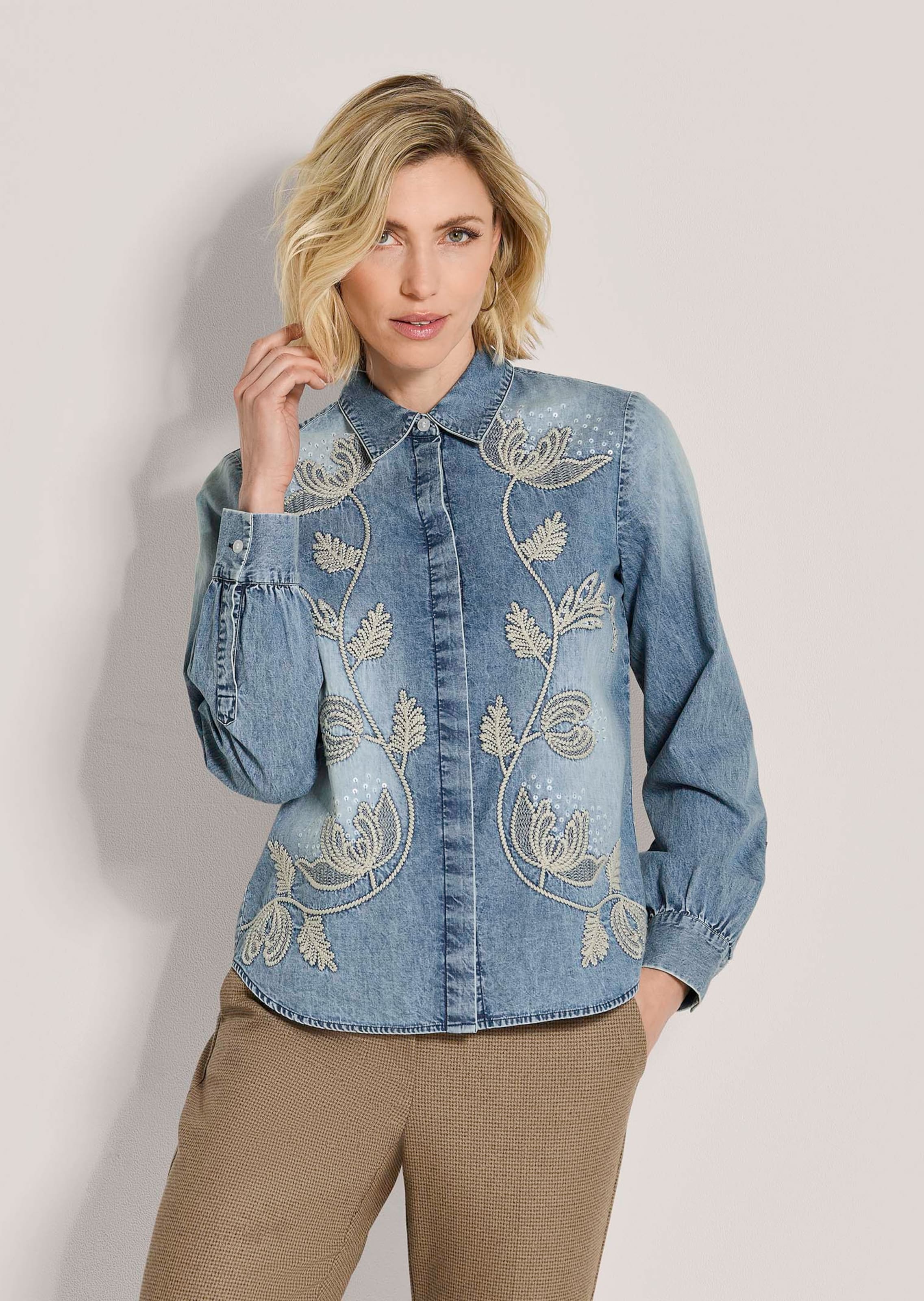 Blouse en jean avec broderie florale