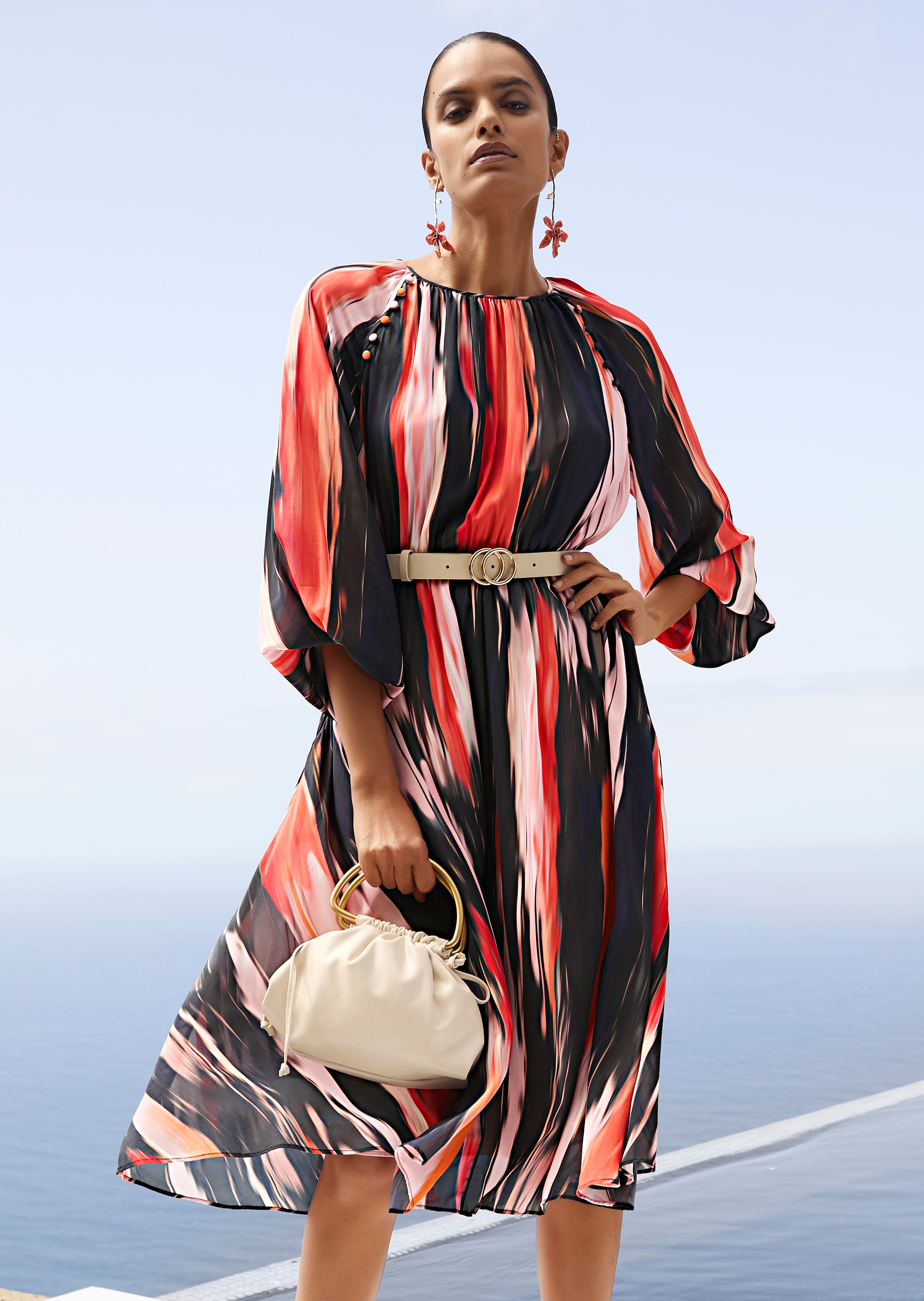 Tailliertes Midi-Kleid