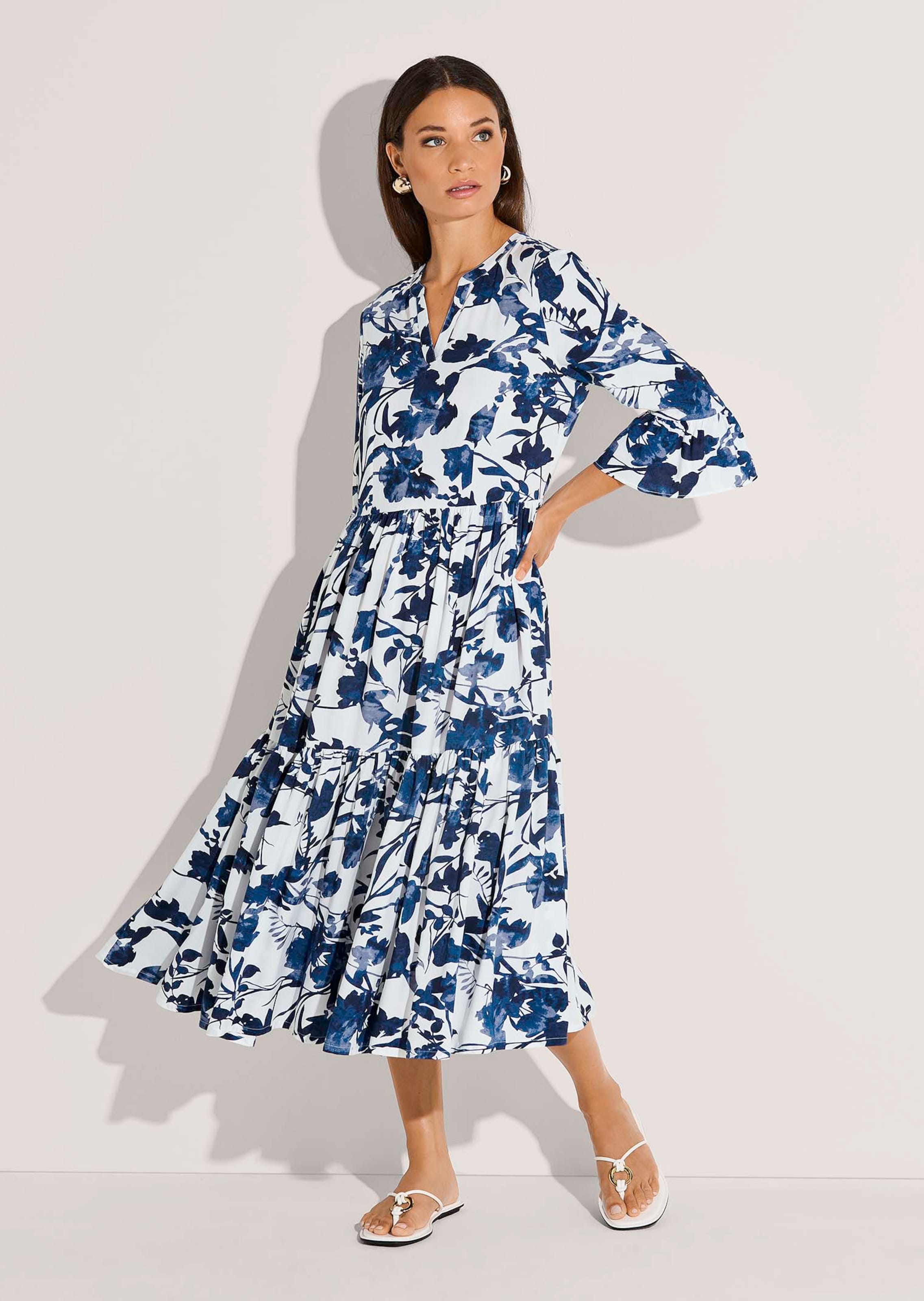 Sommerkleid mit floralem Print in leichter Viskosequalität