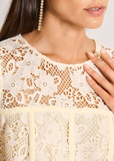 Romantisches Spitzenkleid in Midi-Länge thumbnail 6