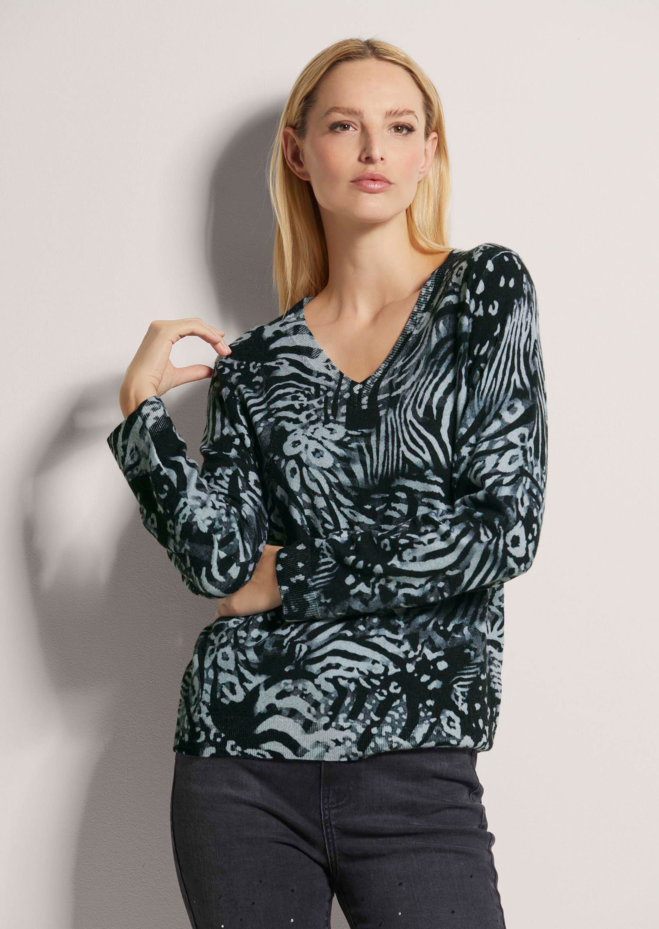 V-Pullover mit Unikat-Print