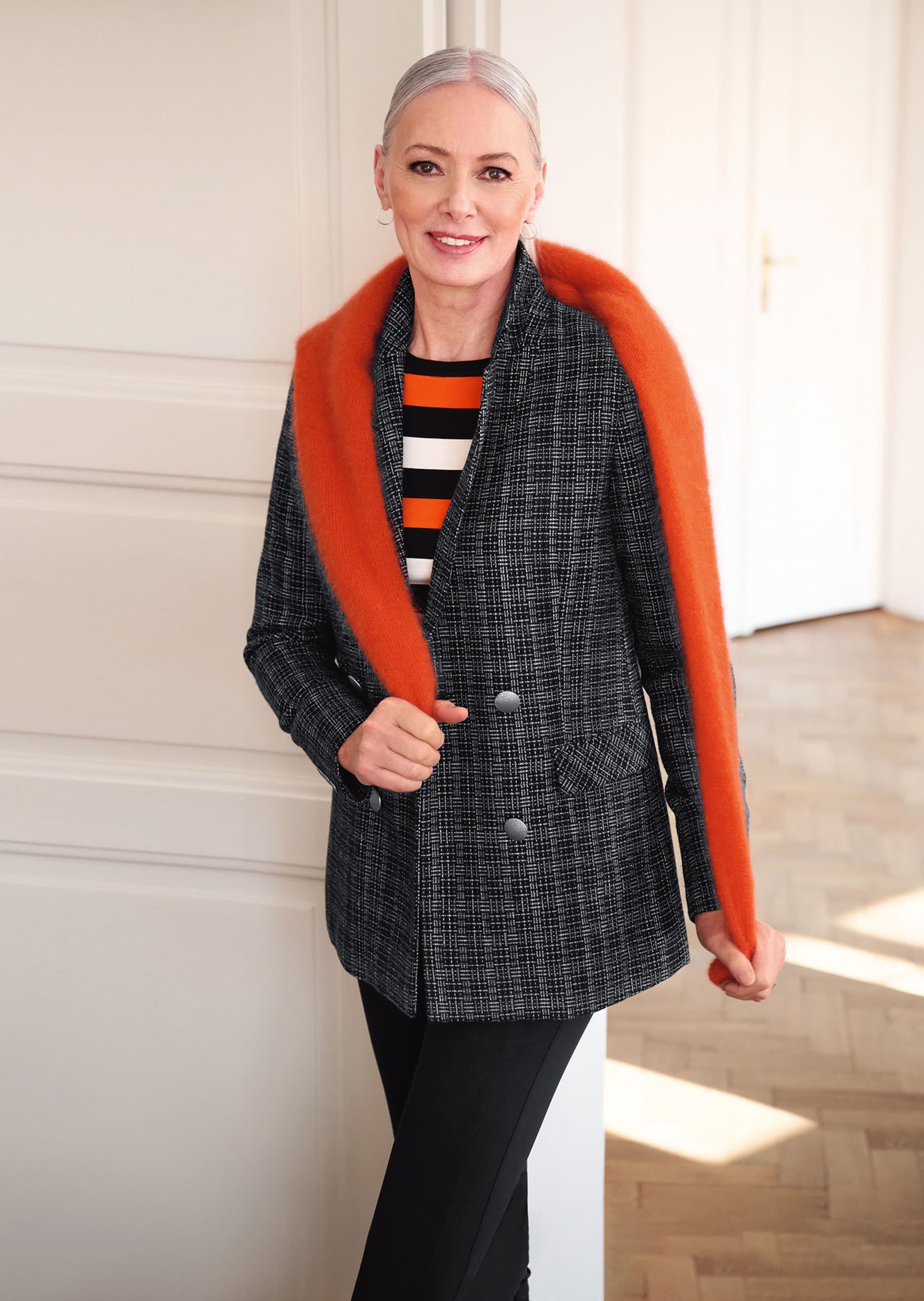 Klassischer Blazer mit silberfarbenen Knöpfen