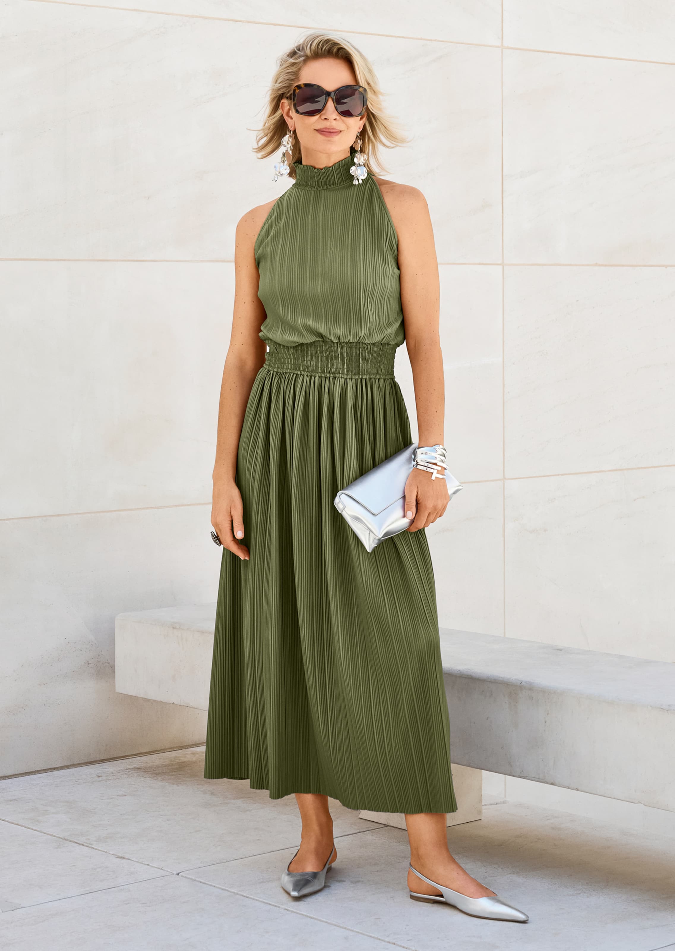 Ärmelloses Kleid mit weitem Rock