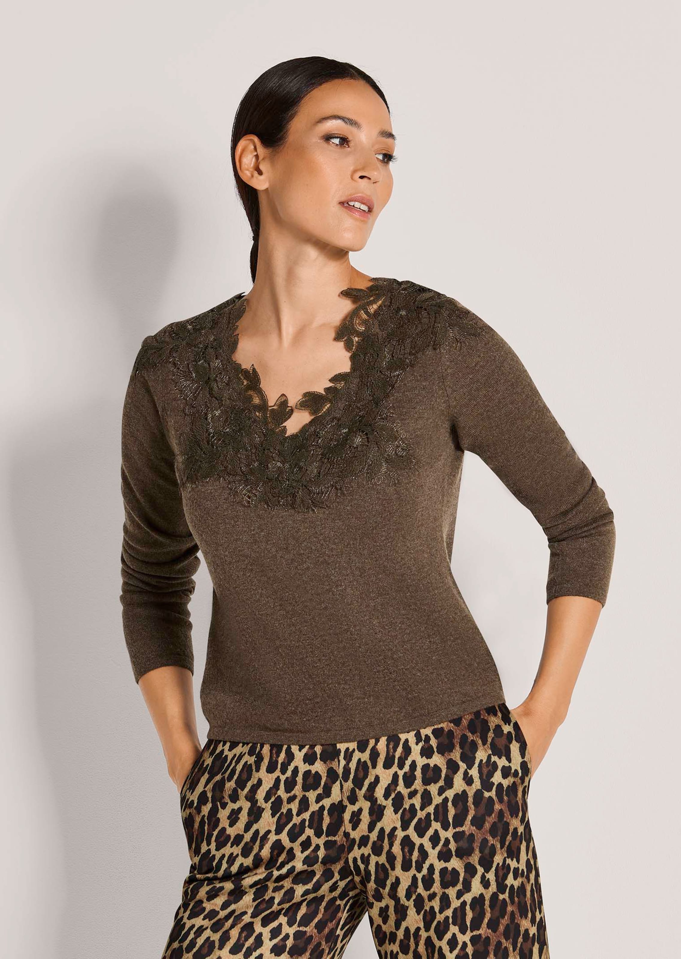 Feinstrickpullover mit Spitzenbesatz