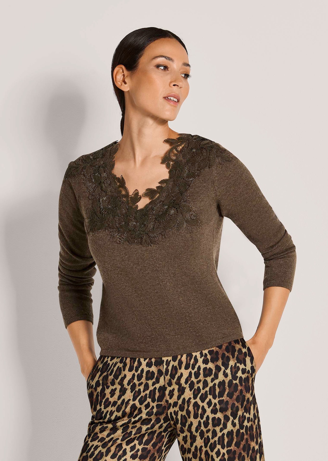 Pull en maille fine avec empiècement en dentelle