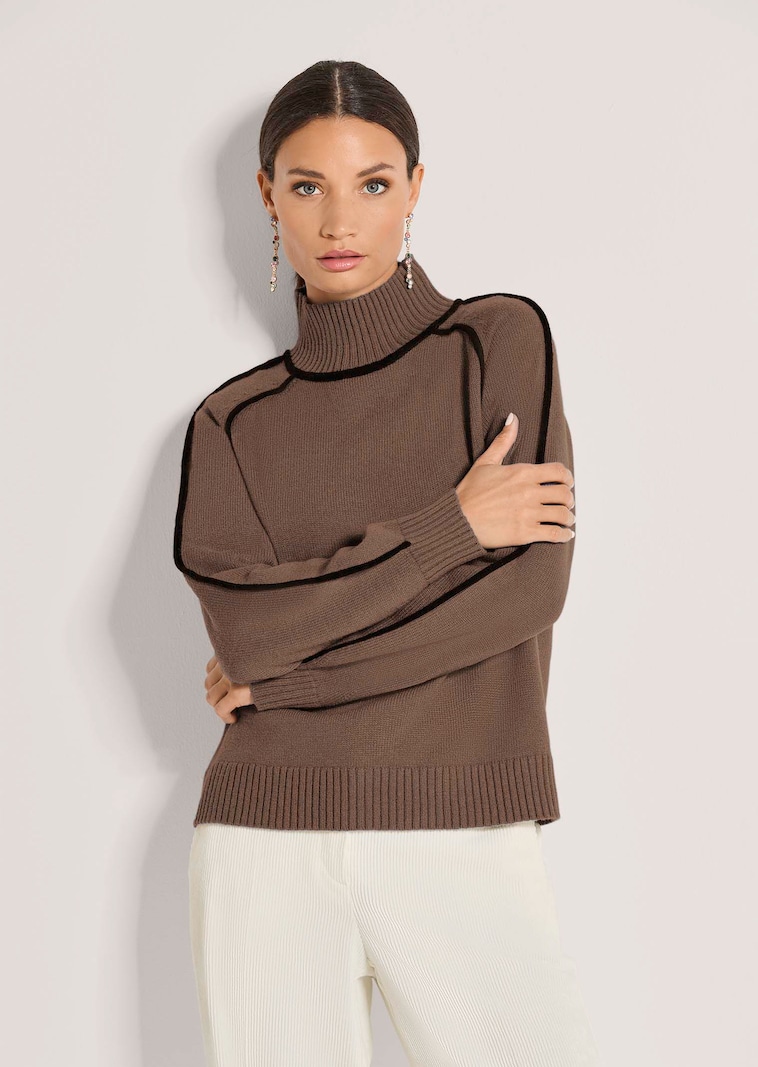 Strickpullover mit Stehkragen und Kontrastpaspeln