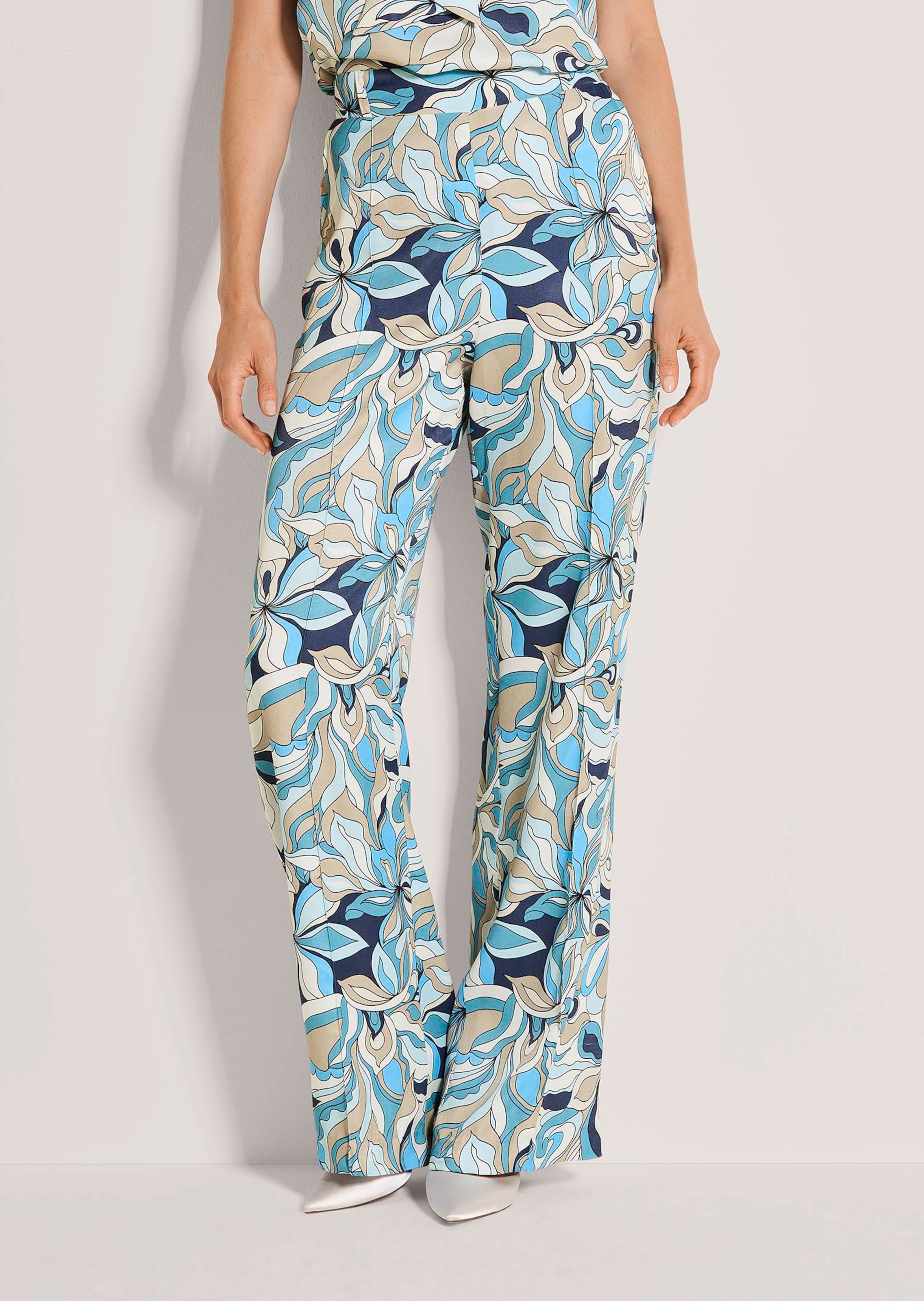 Viskosehose mit Flower-Power-Print