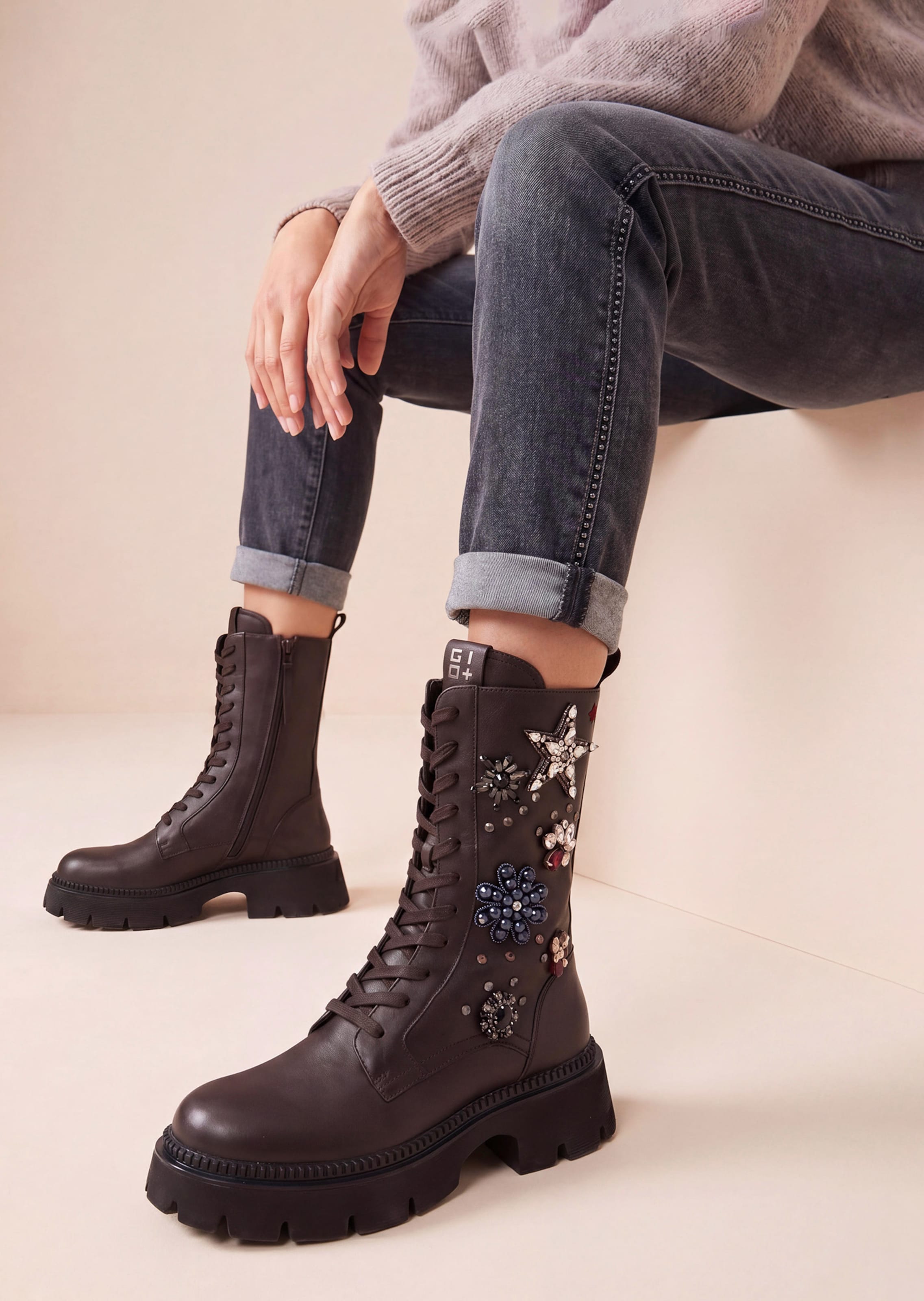 Hohe Boots mit Glitzer-Ornamenten