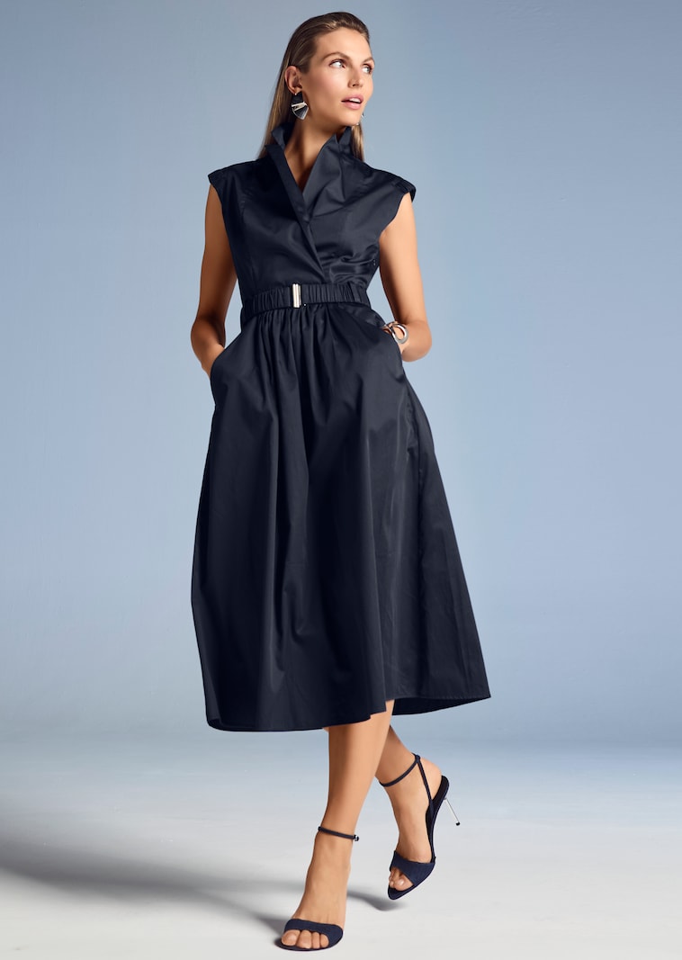 Ärmelloses Sommerkleid mit Raffungen