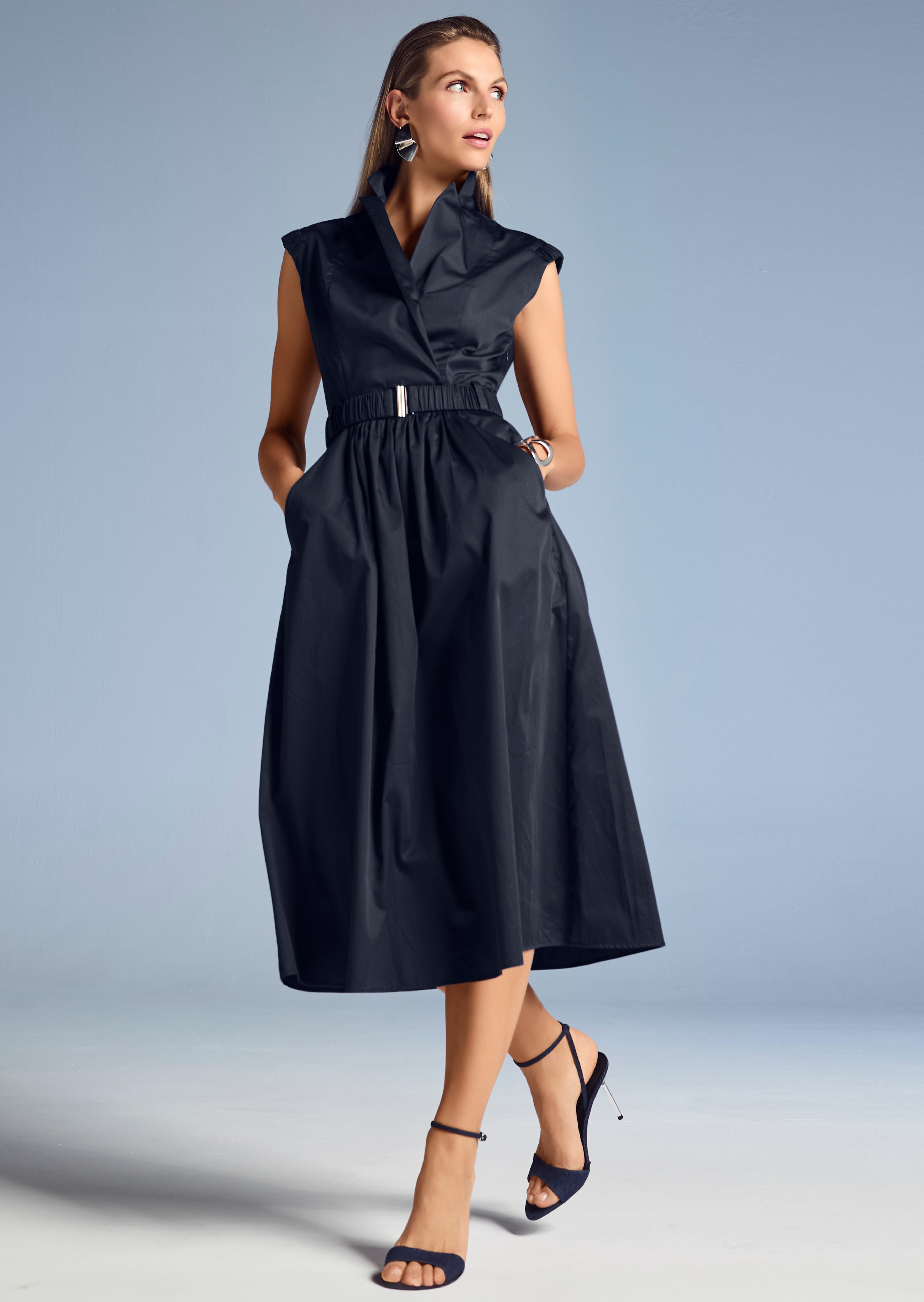 Ärmelloses Sommerkleid mit Raffungen