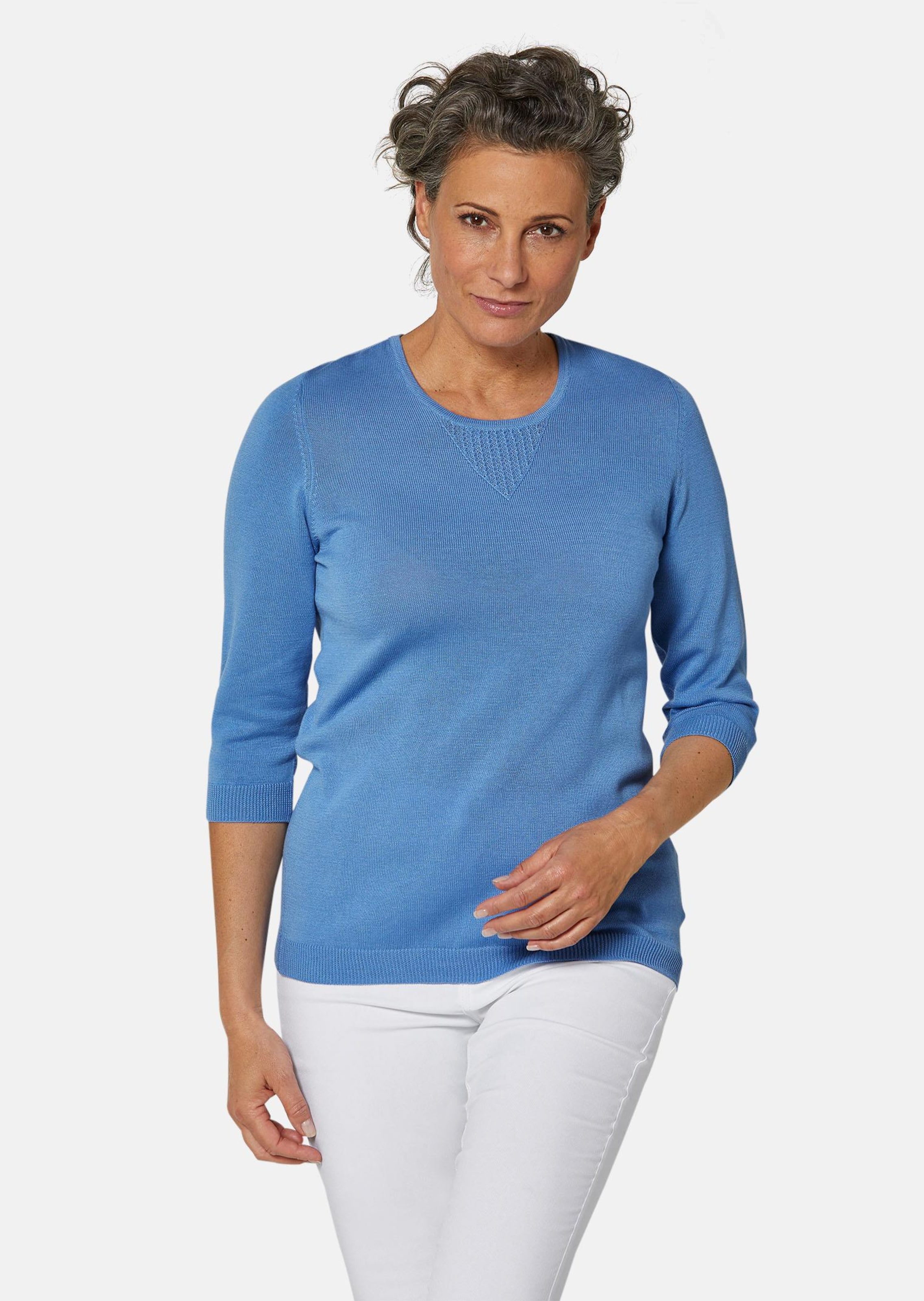 Sommerlicher Strickpullover mit Ajourmuster
