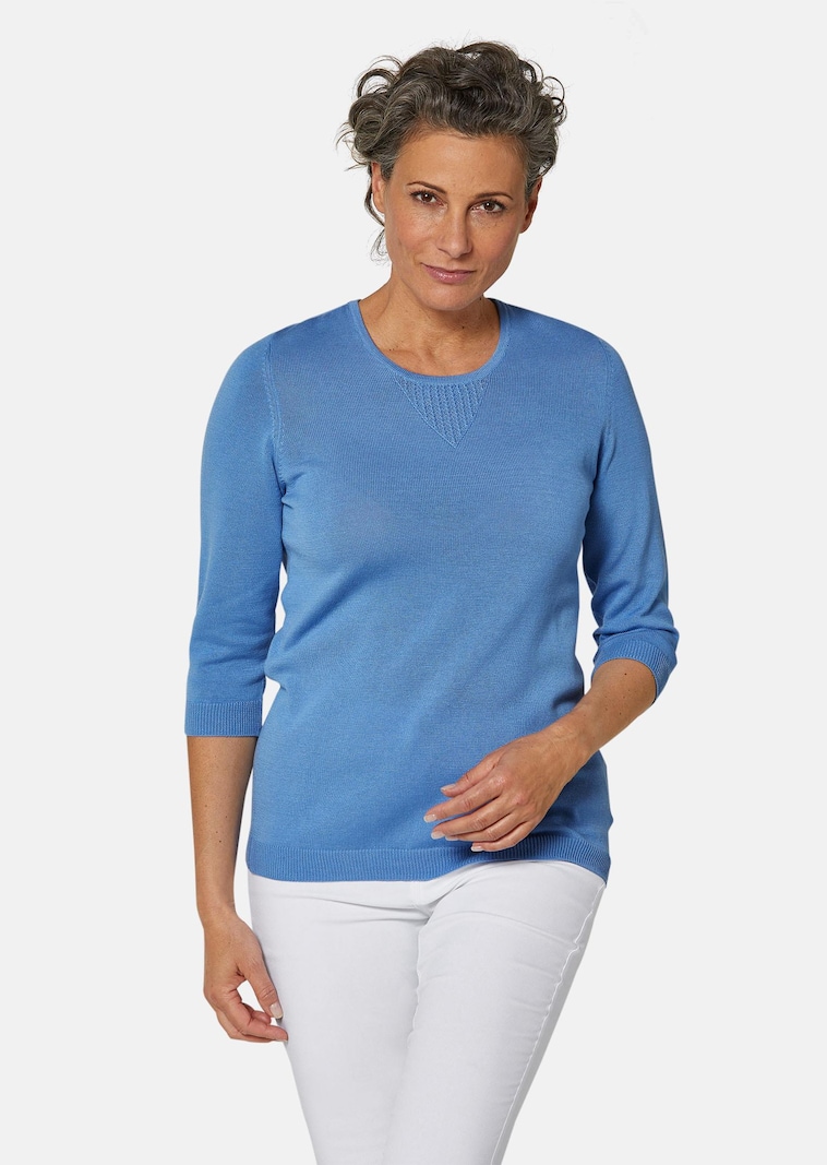 Sommerlicher Strickpullover mit Ajourmuster