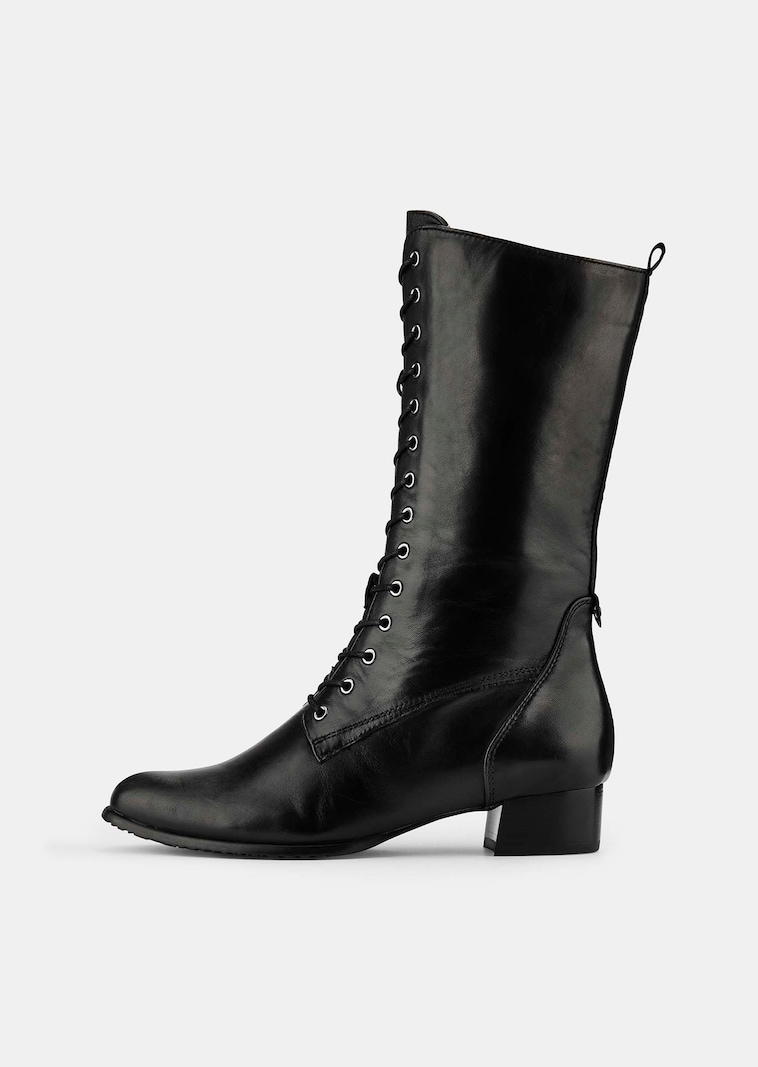 Schnürstiefel mit niedrigem Blockabsatz