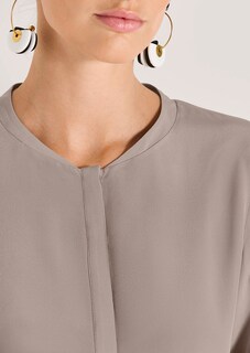 Lange Seidenbluse in kragenloser Form thumbnail 6