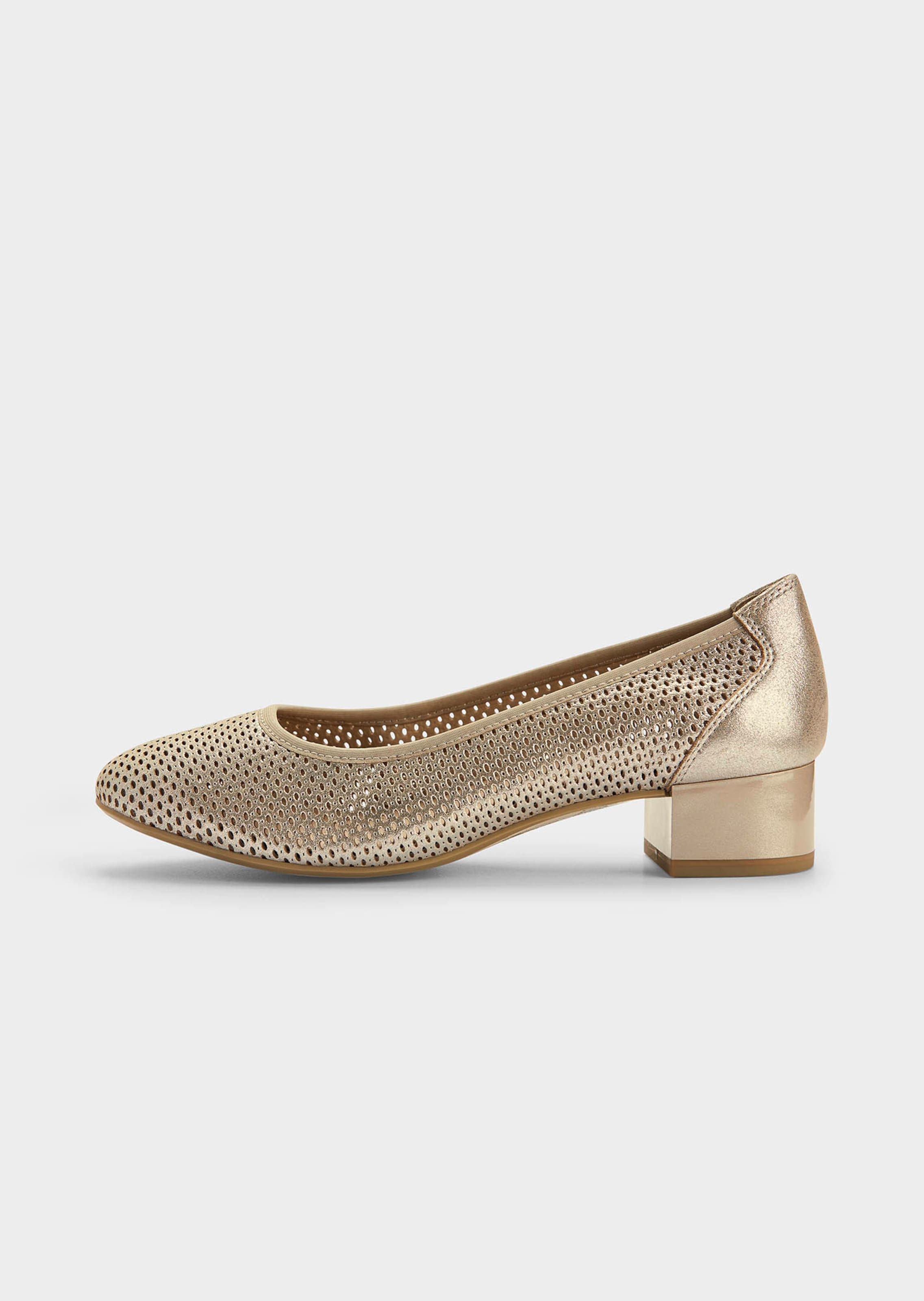 Pumps mit modischer Lochung