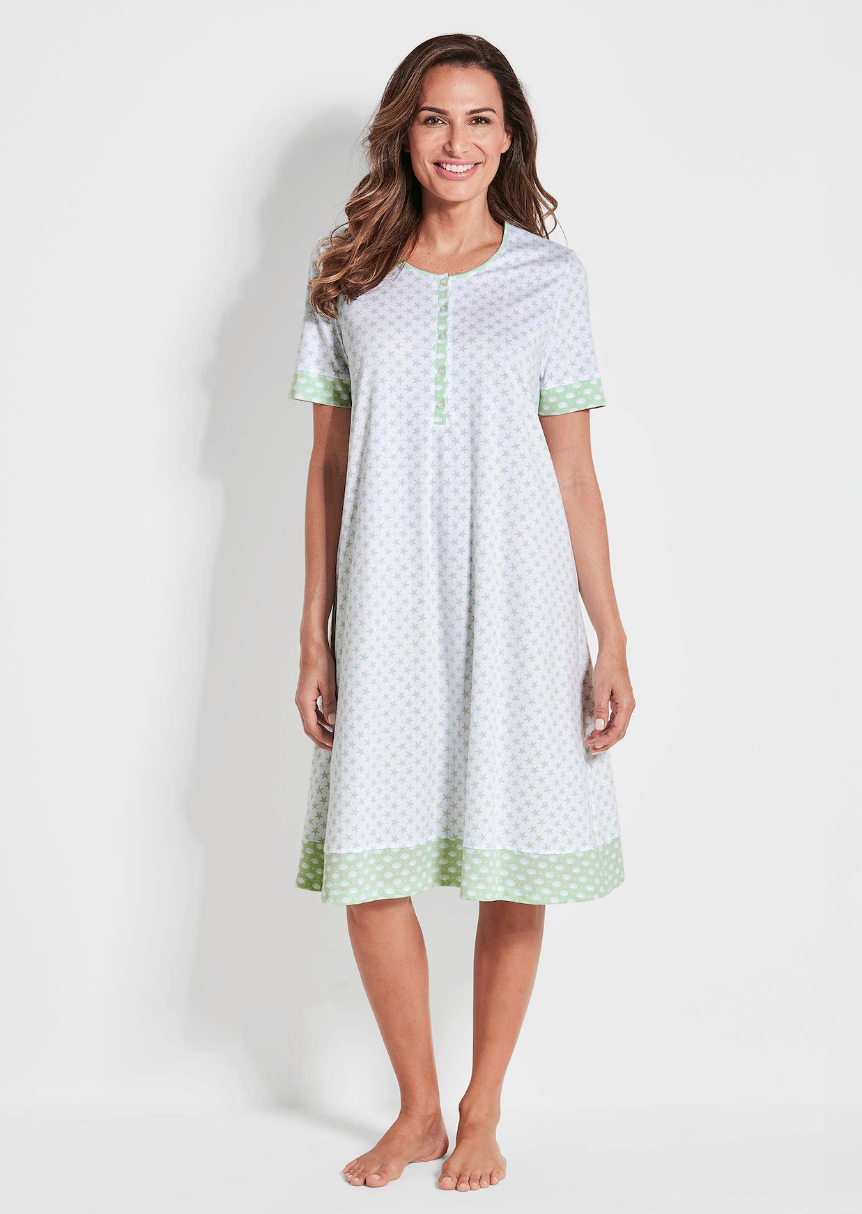Chemise de nuit à manches coudes, avec bande de boutonnage