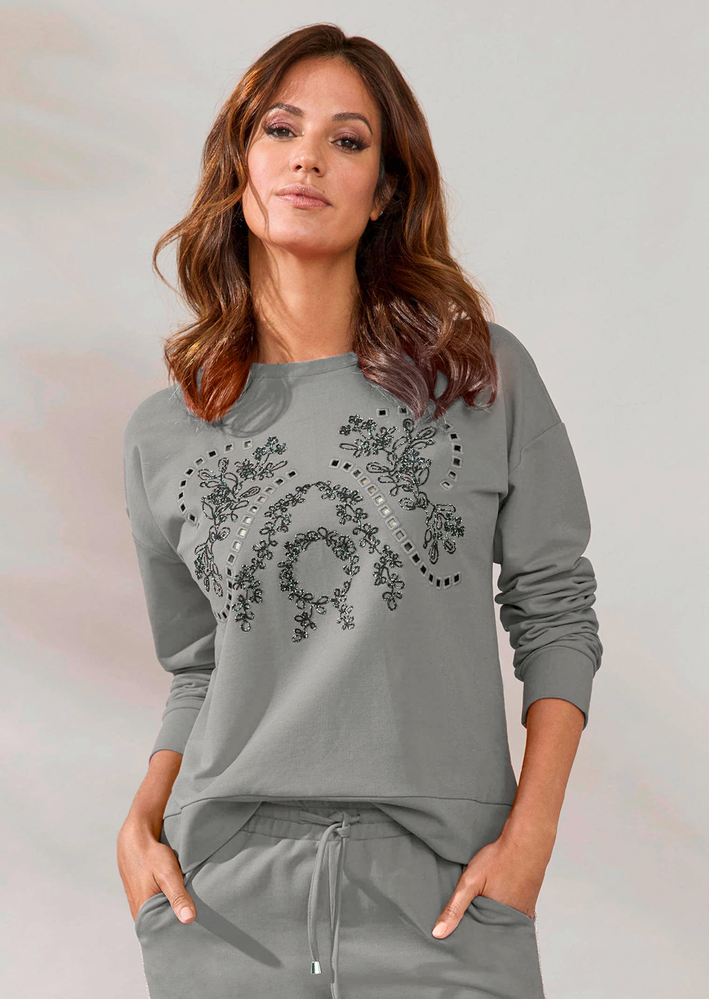 Sweatshirt mit edler Lochstickerei