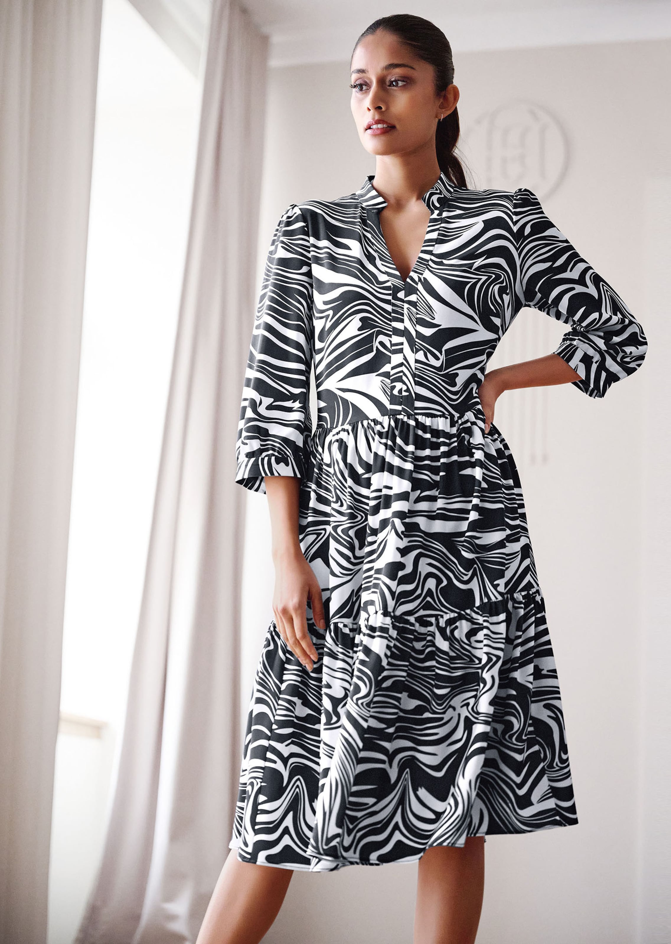 Stufenkleid mit Bicolor-Print