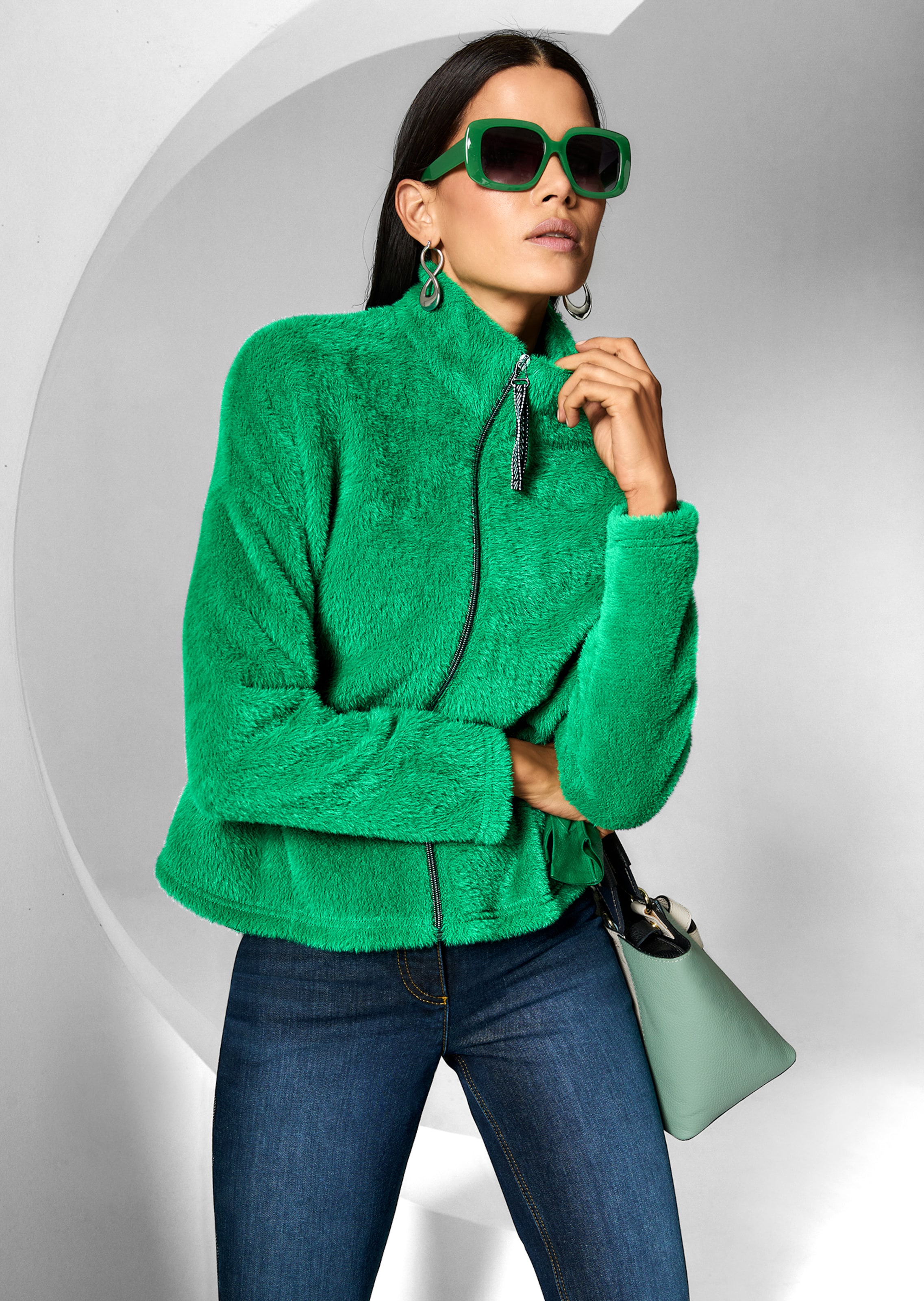Veste courte en fausse fourrure tendance