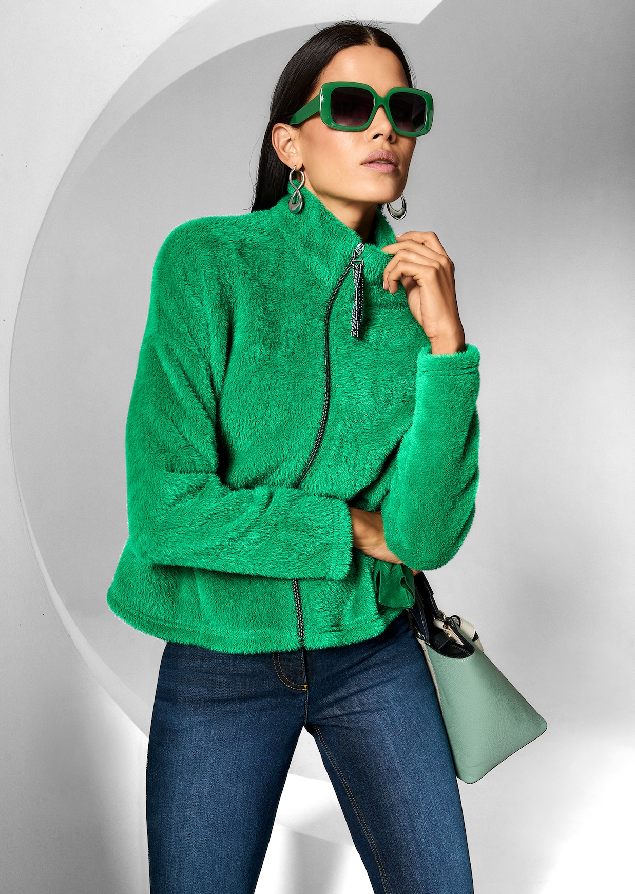 Veste courte en fausse fourrure tendance