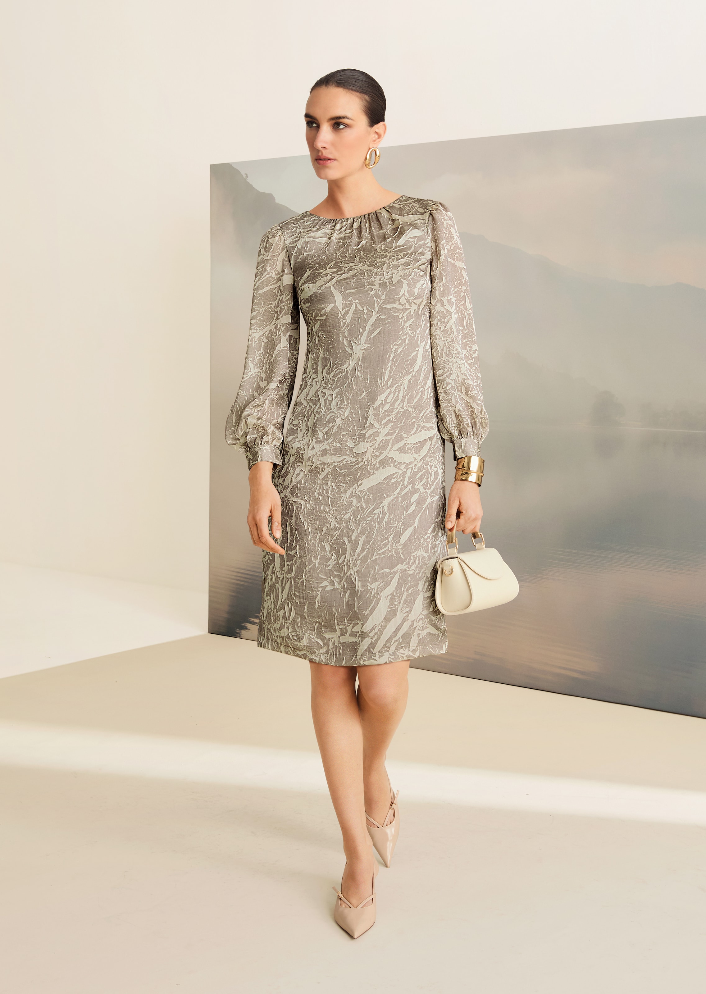 Rundhals-Kleid mit Crash-Struktur
