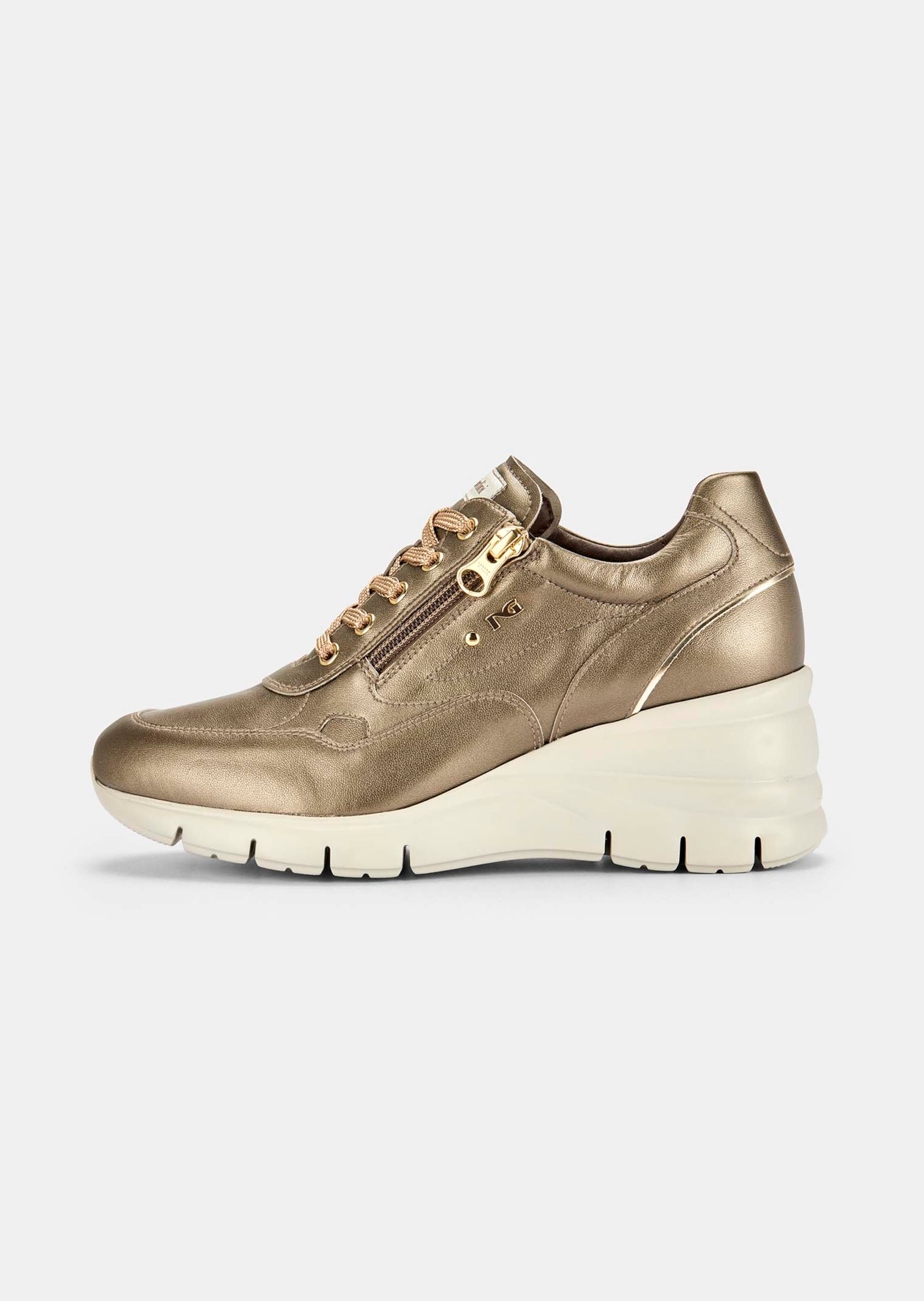Sneaker mit integriertem Keilabsatz