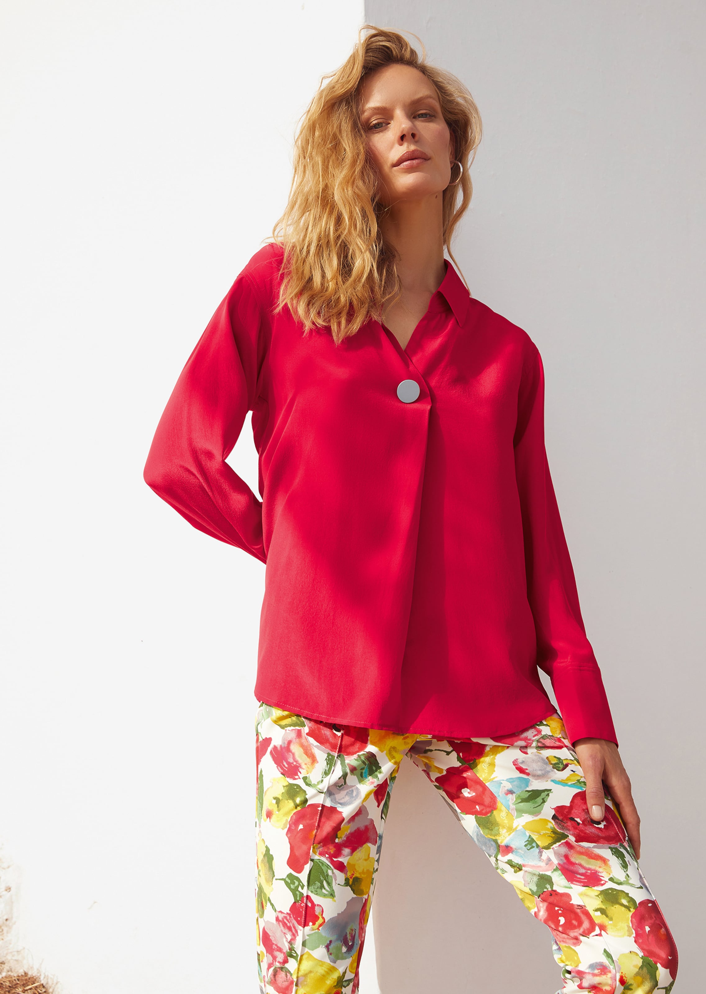 Seidenbluse mit edlem Schmuckknopf