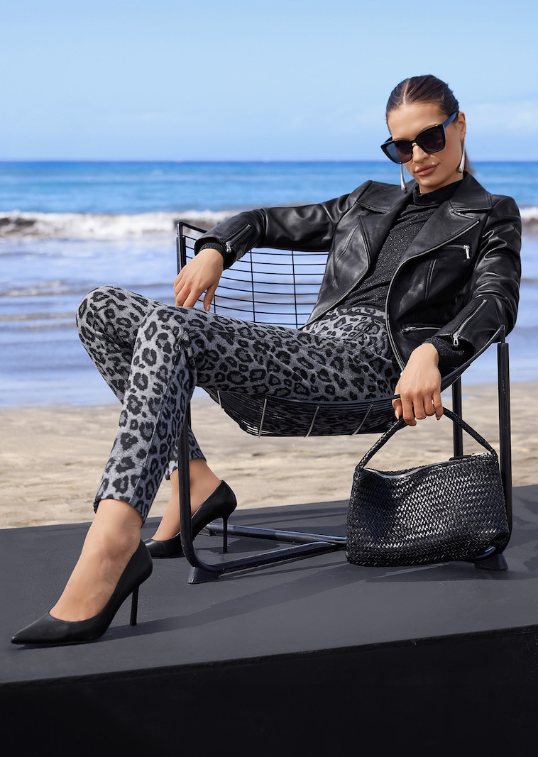 Broek met luipaardprint en ritszakken
