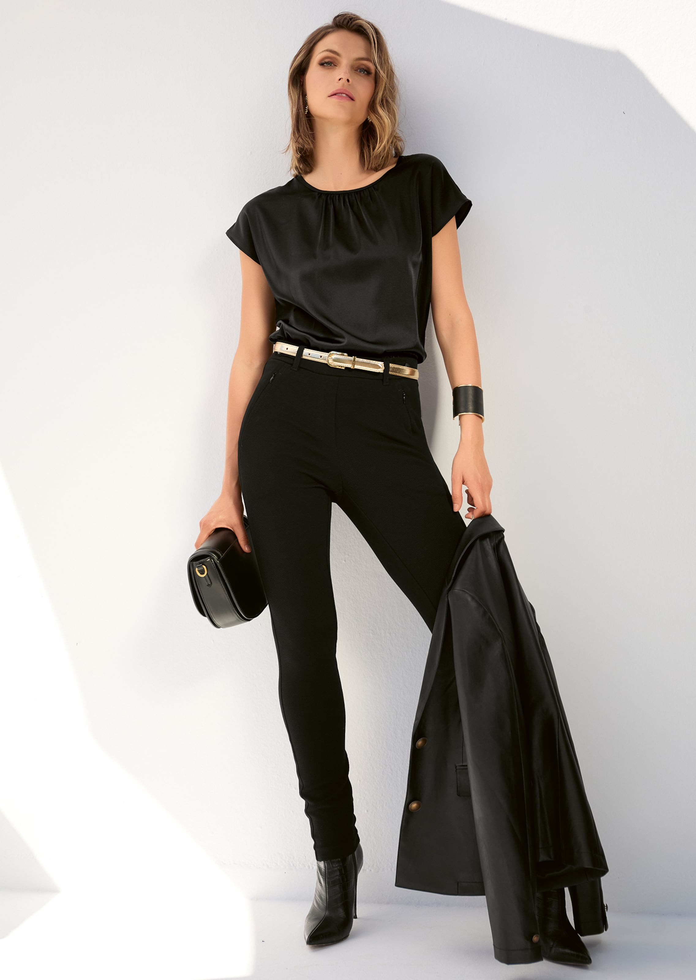 Kurze Satin-Bluse in trendstarker A-Linie