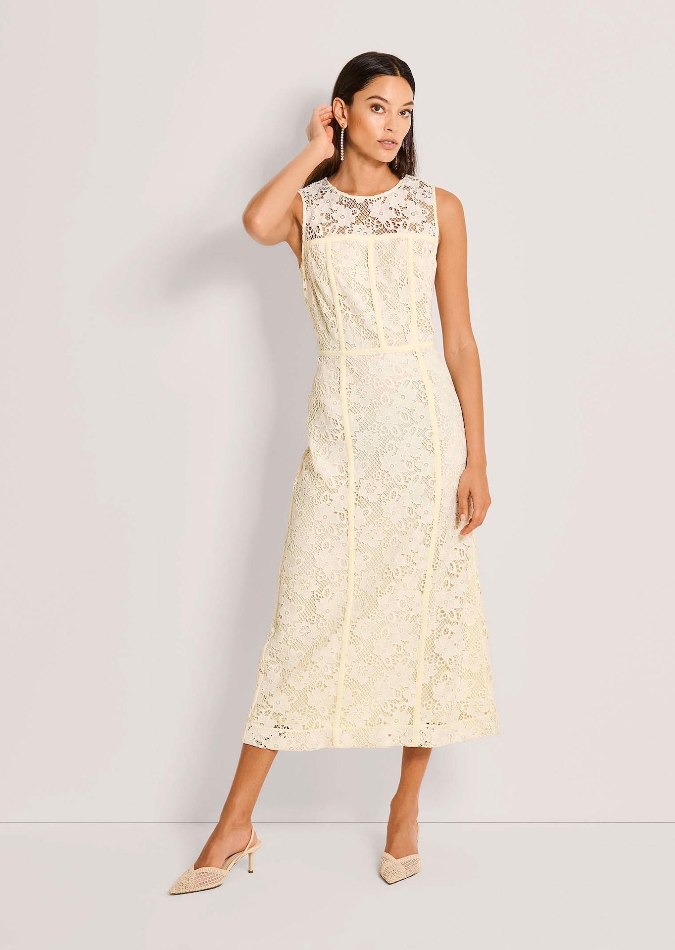 Robe en dentelle romantique, longueur midi
