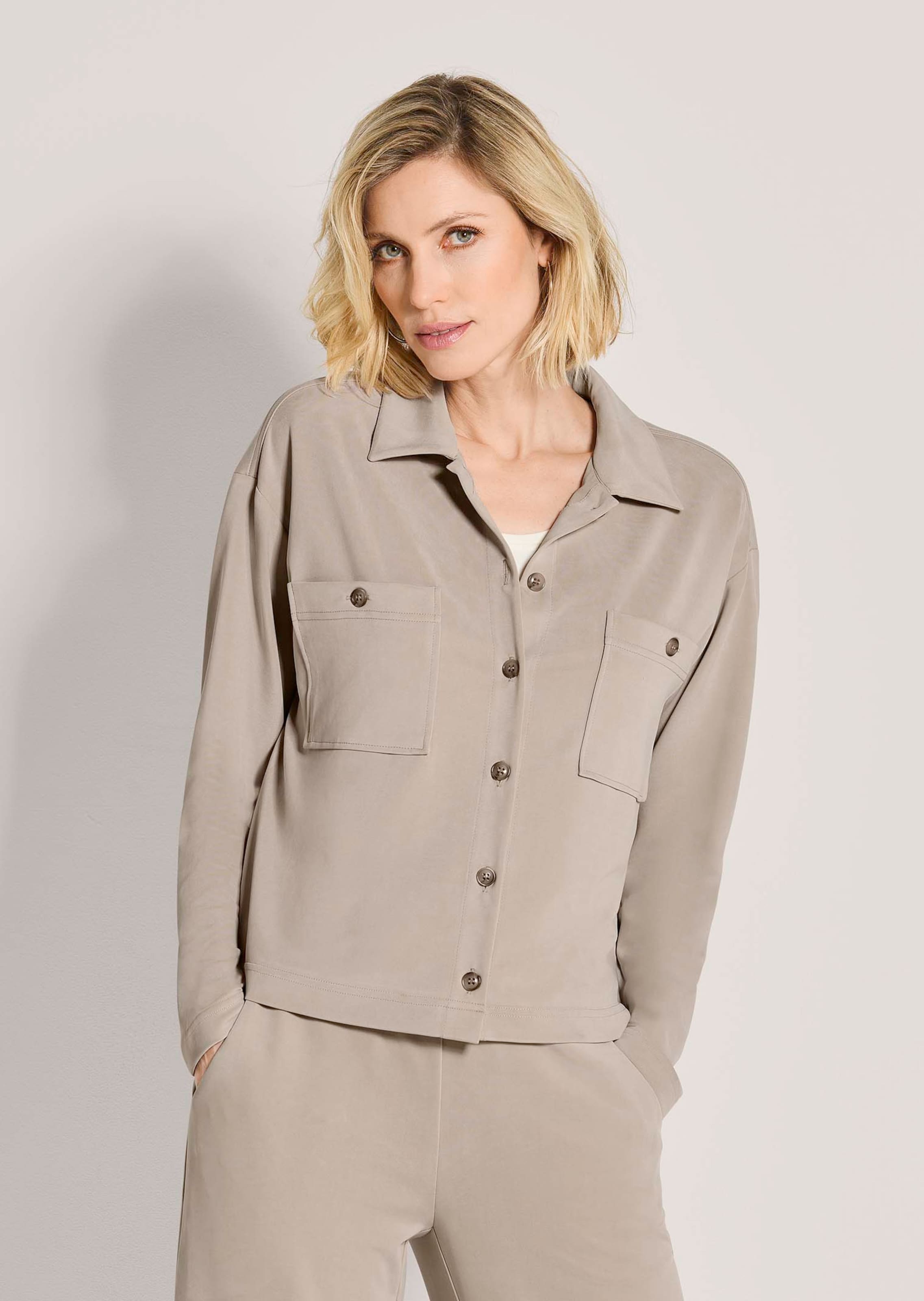 Oversize Hemdbluse mit aufgesetzten Taschen