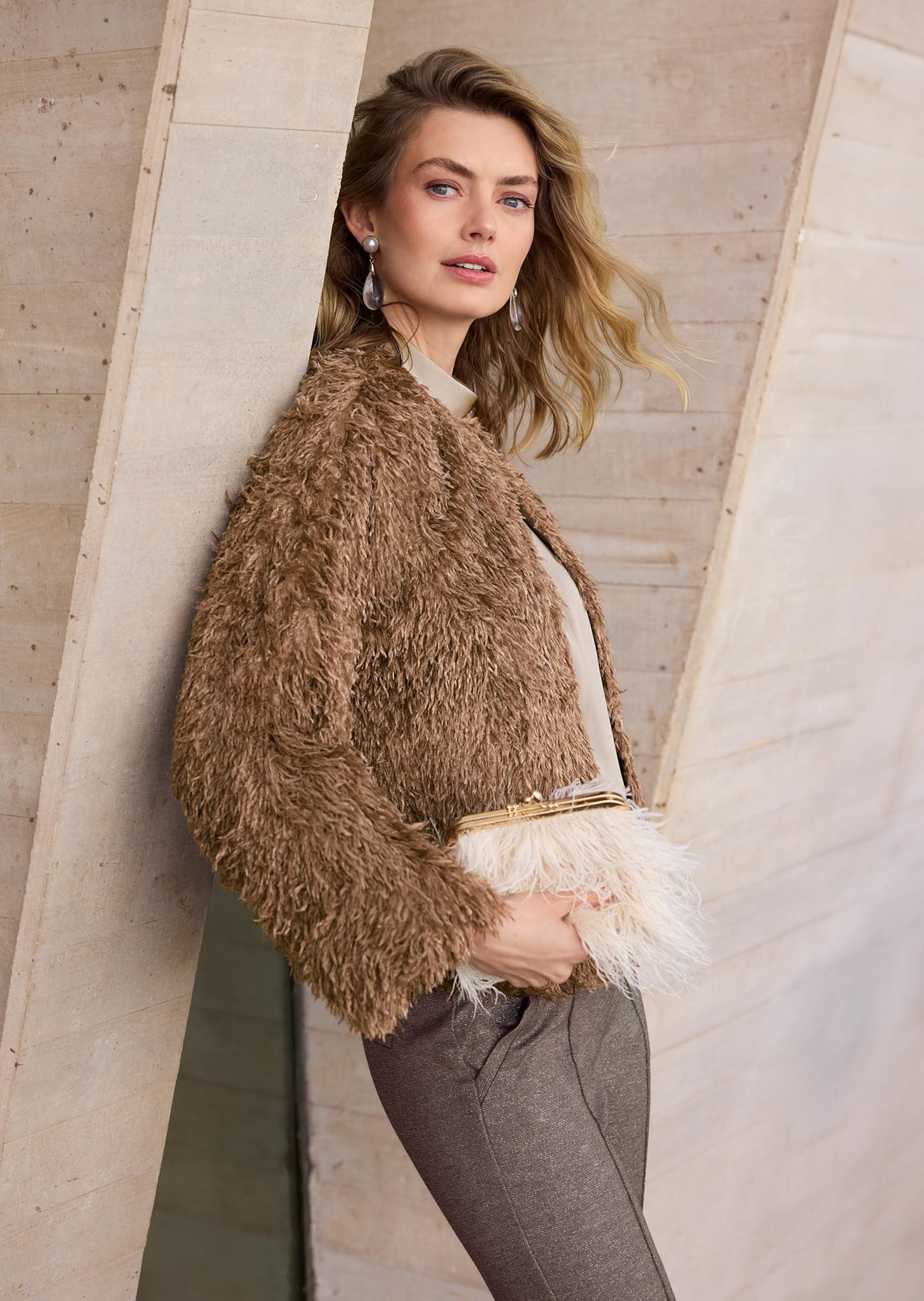 Glamouröse Shirtjacke in Feder-Optik
