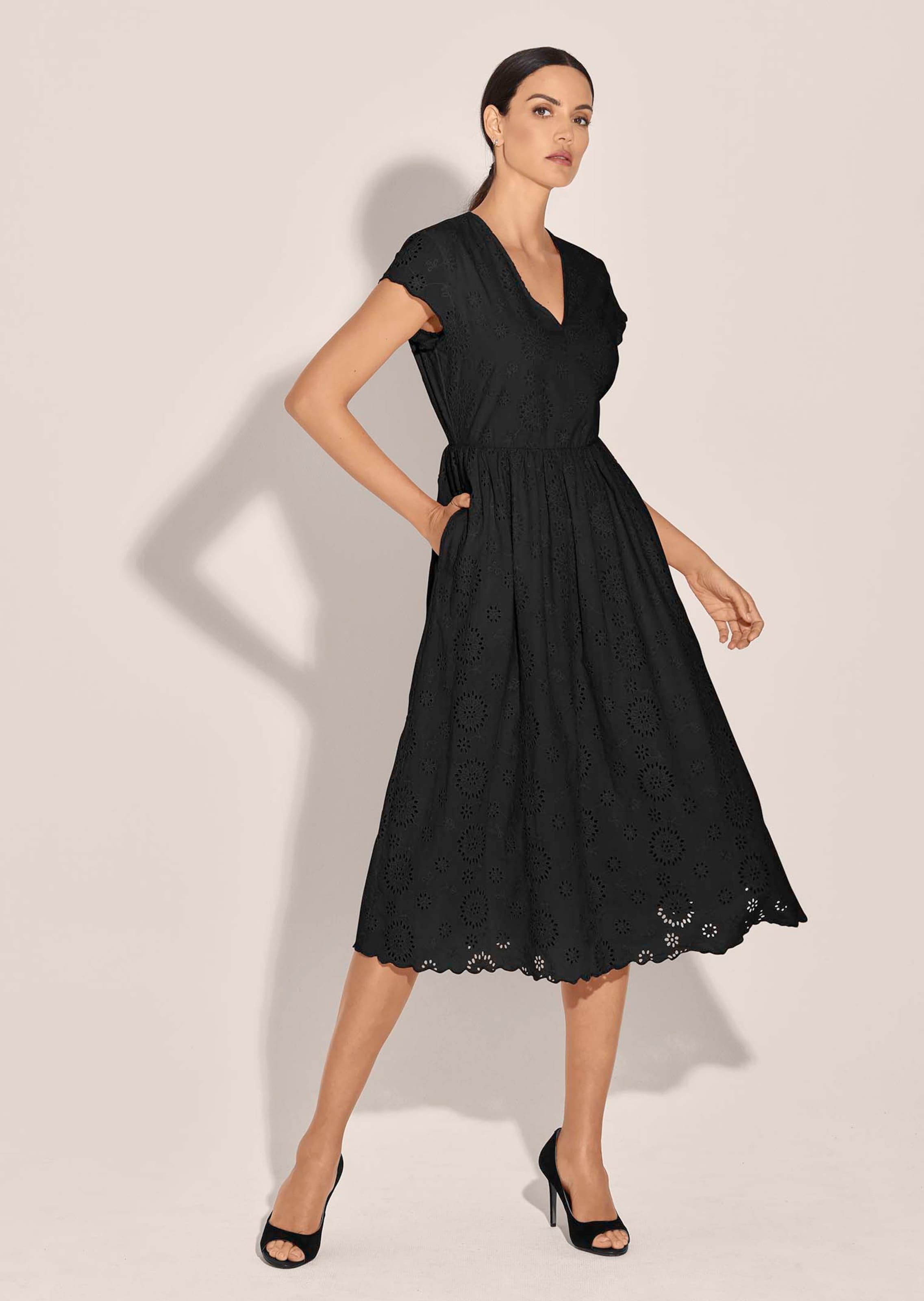 Spitzenkleid mit kurzen Ärmeln und weitem Rock