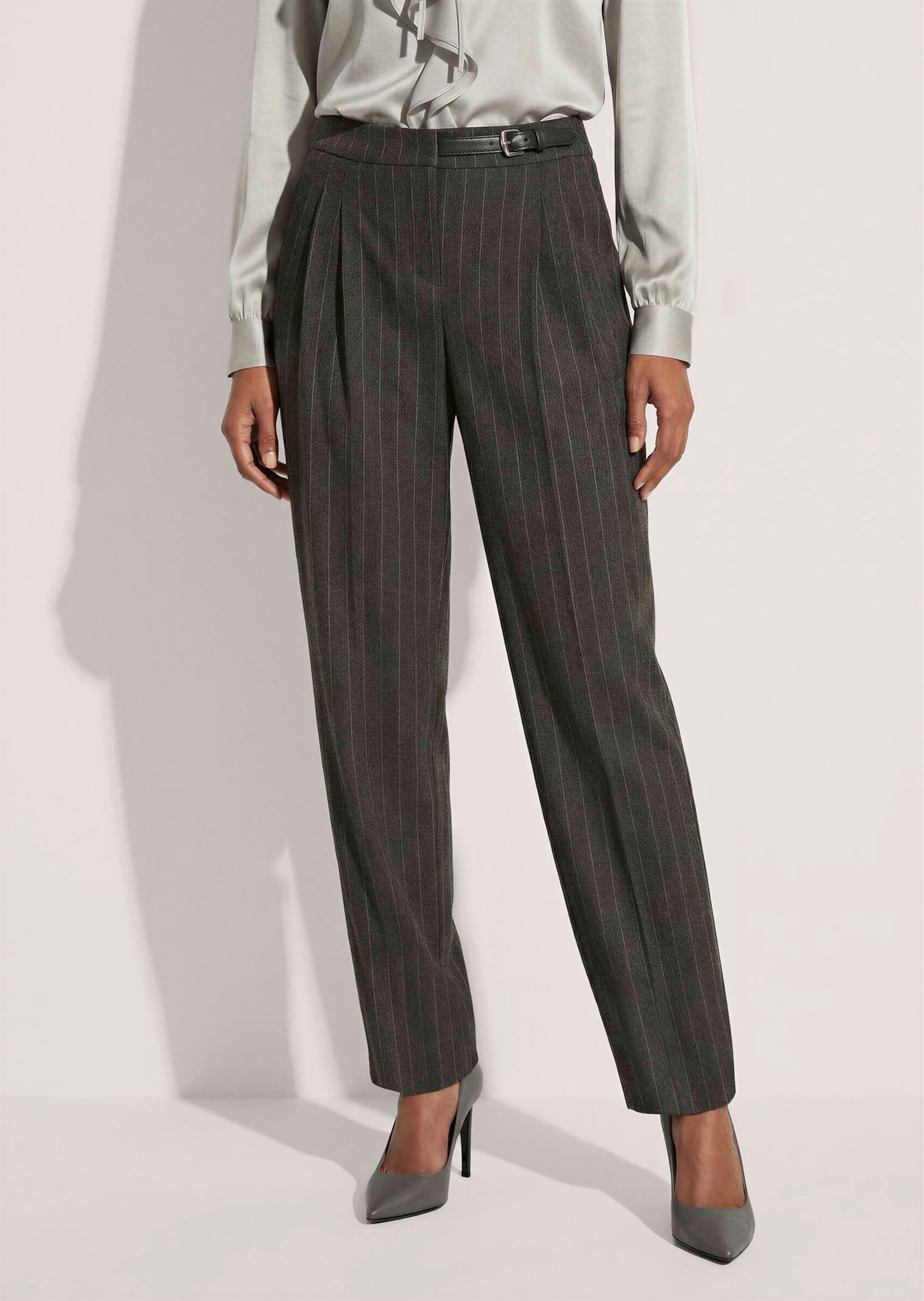 Wijde broek met plooien, krijtstreep en barrel-leg