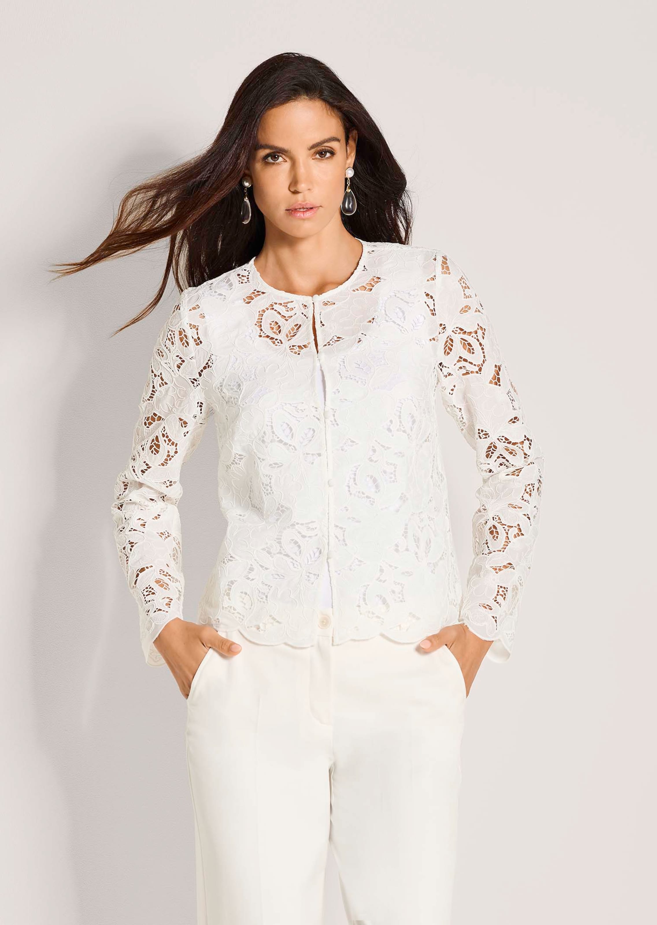 Blouse romantique en dentelle raffinée