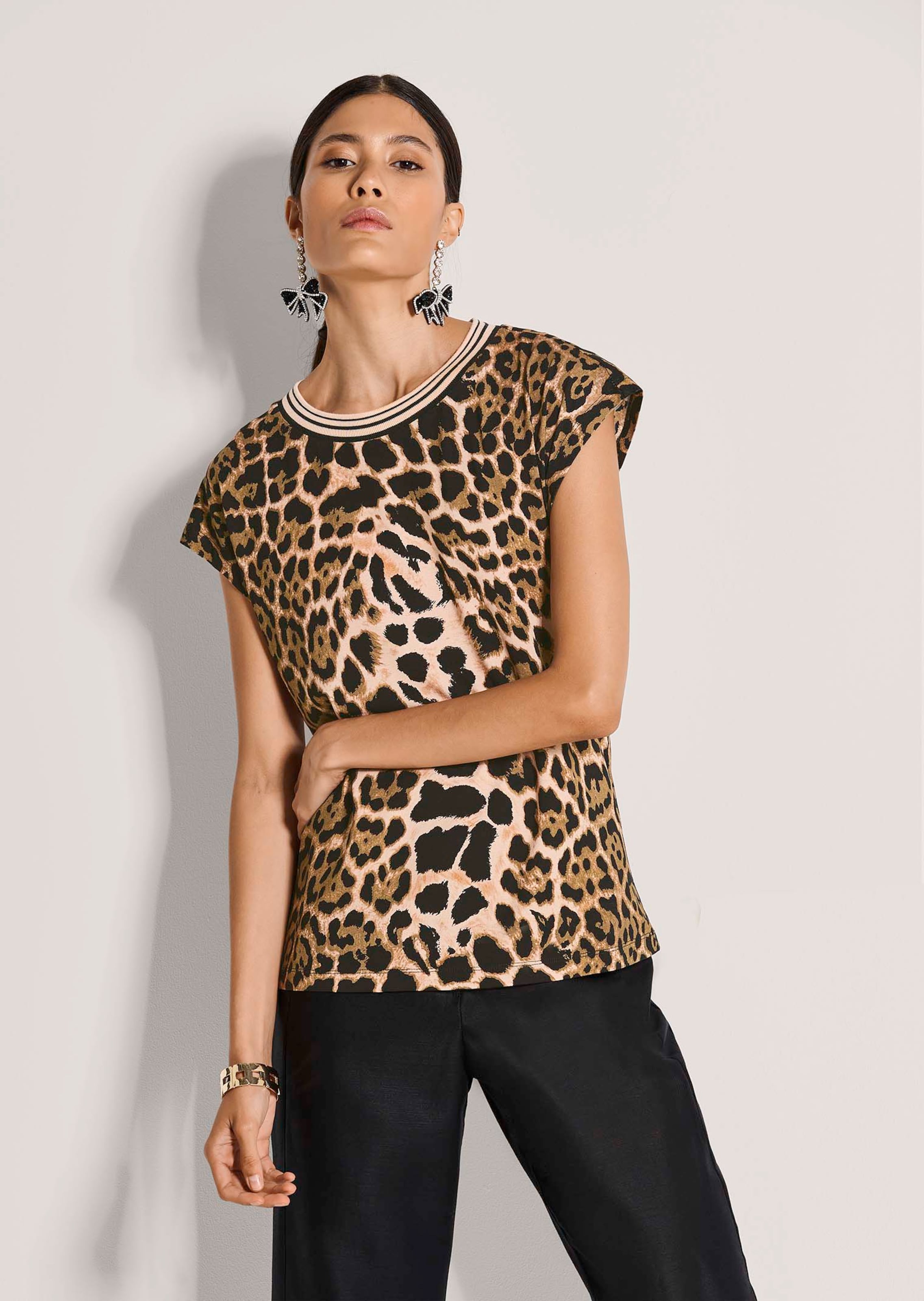 Shirt mit Leo-Print und Kontrastblende