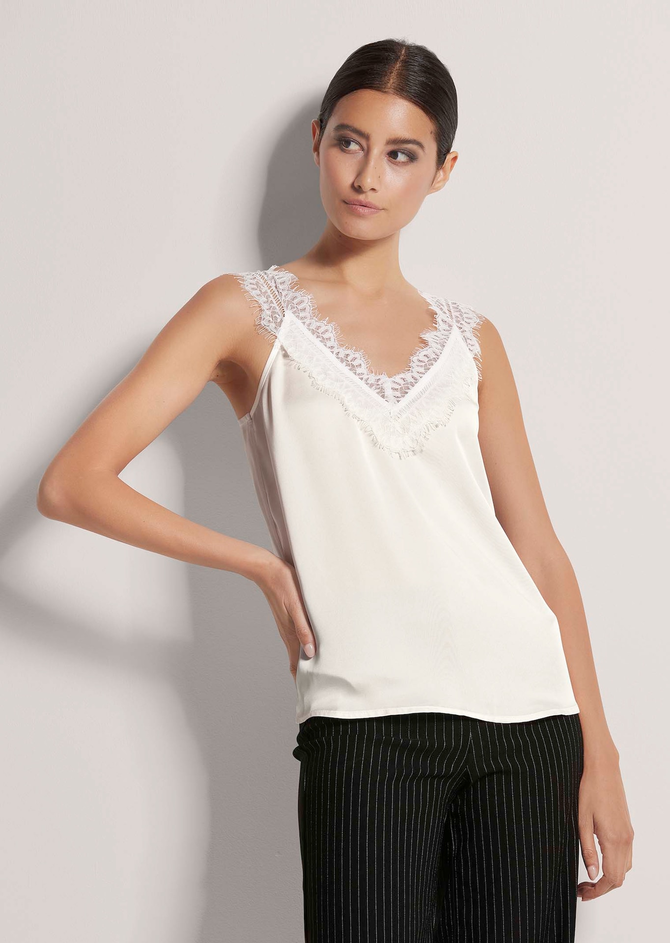 Top en satin avec dentelle