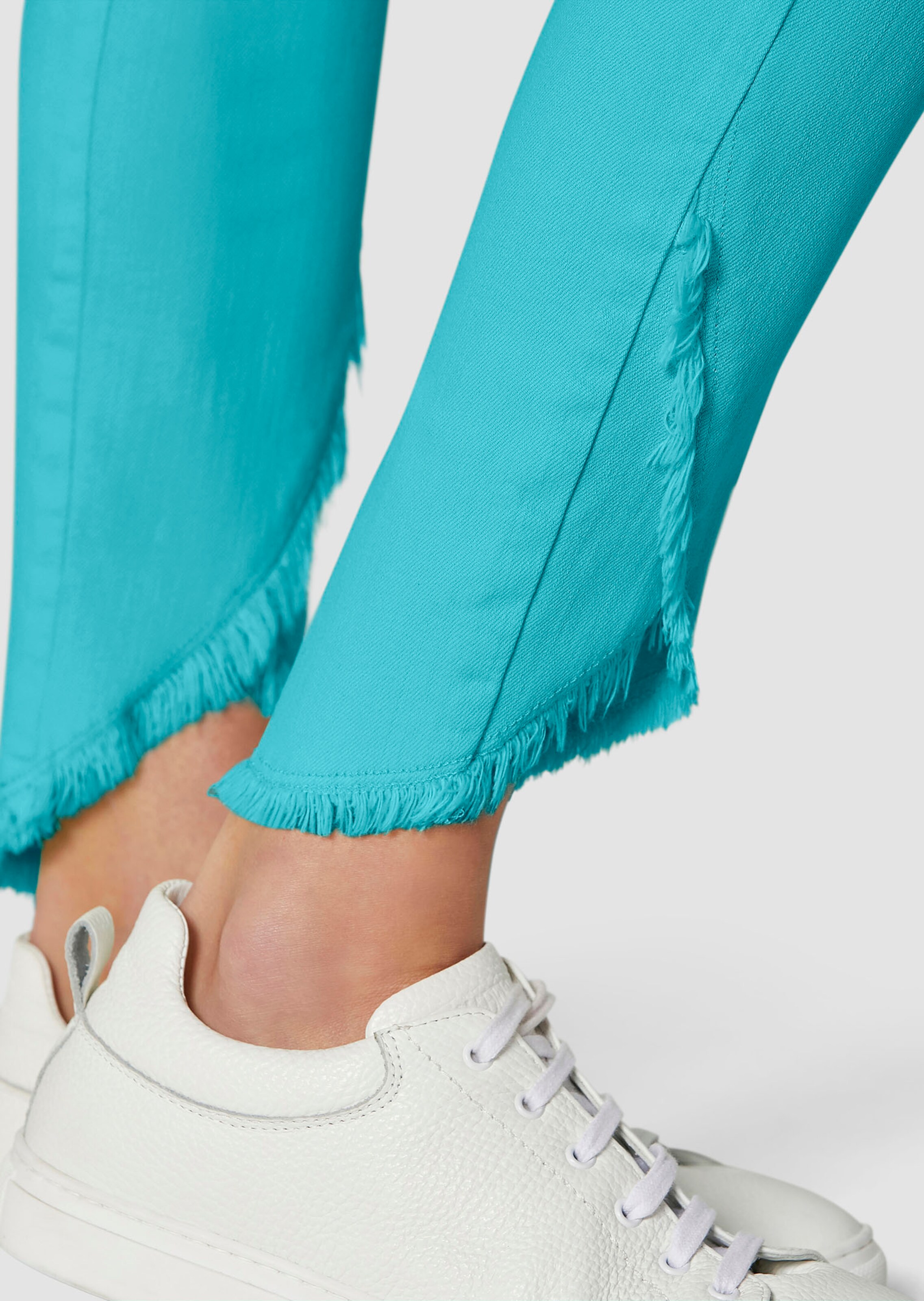 Slim-fit jeans with frayed hem thumbnail 6