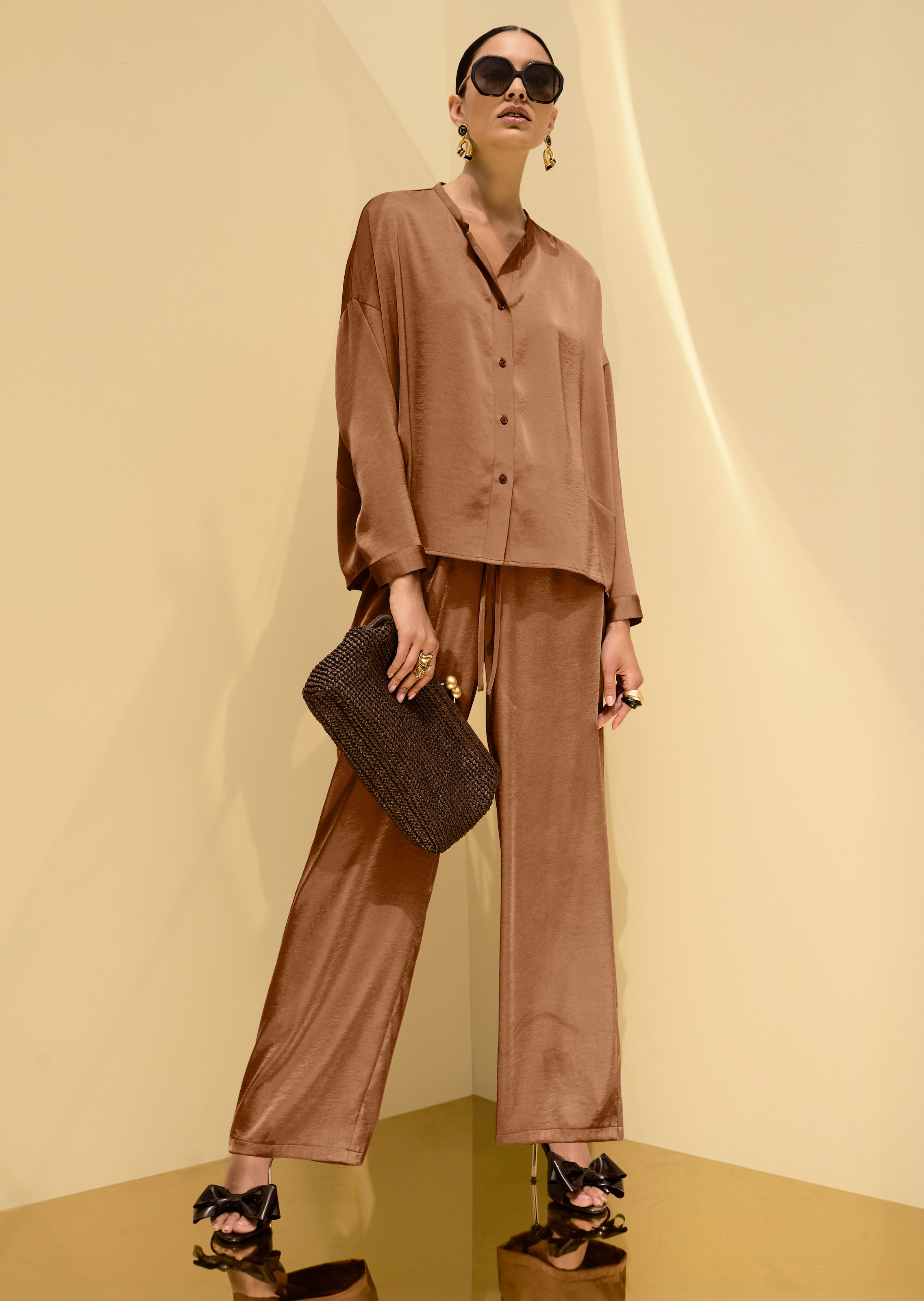 Satinhose mit weitem Bein