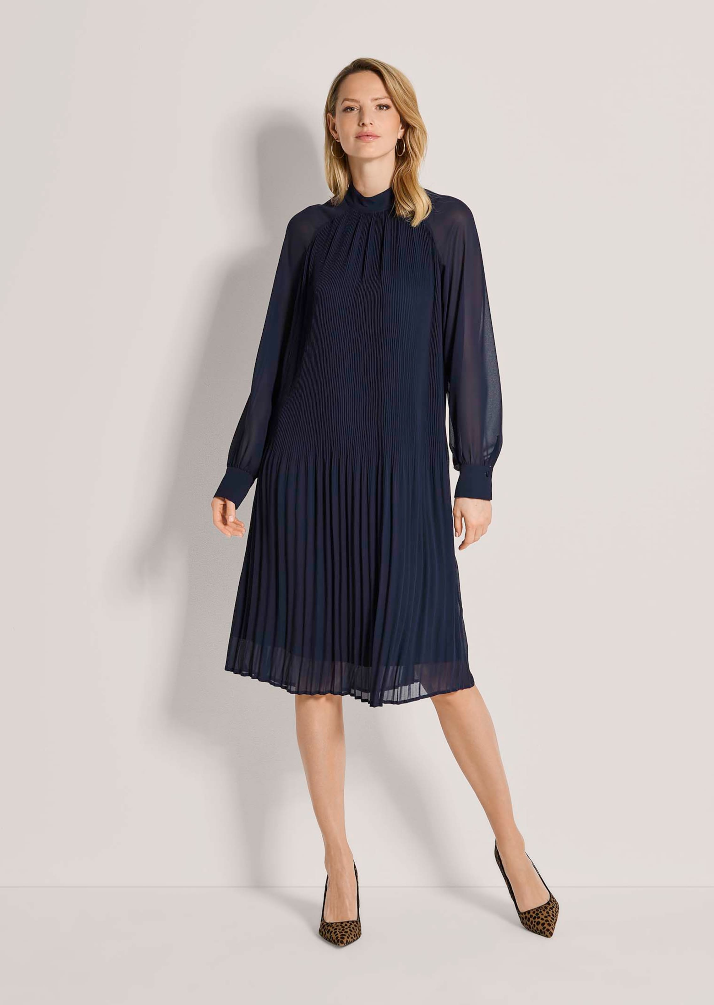 Kurzes Plissee-Kleid mit Stehkragen
