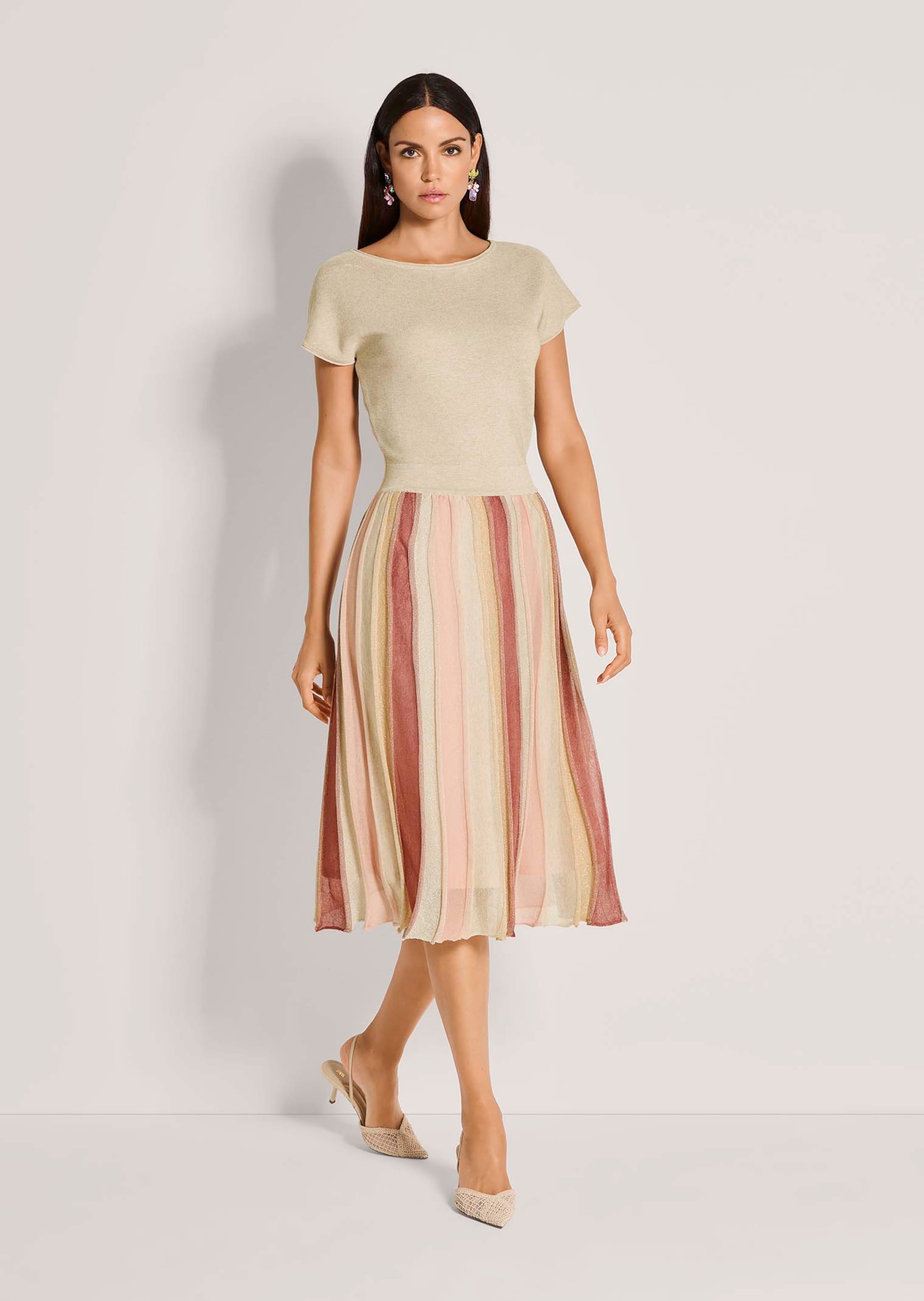 Leichtes Strickkleid mit Streifenrock
