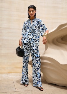 Luftige Oversizebluse mit Rüschen thumbnail 1