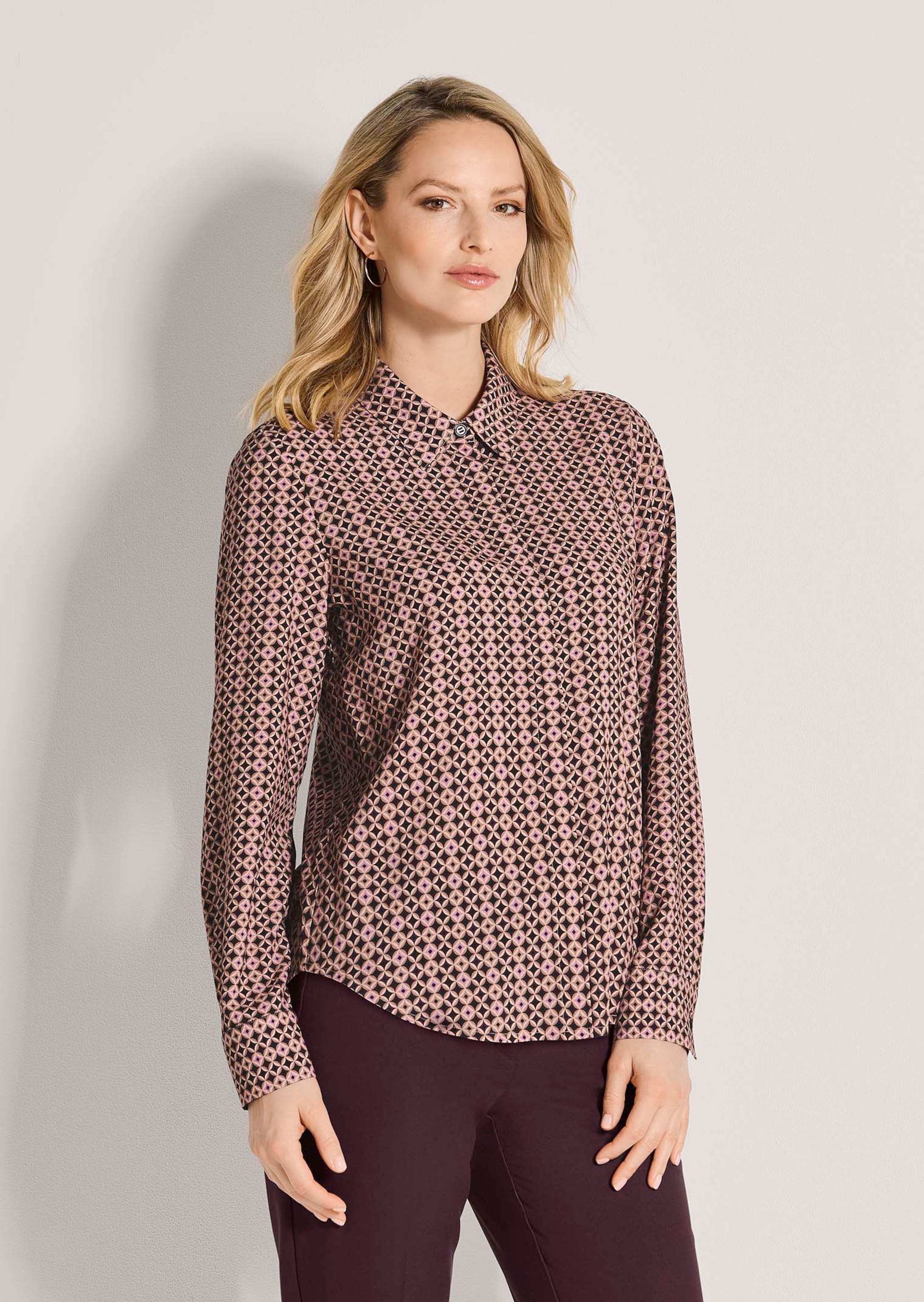 Geschmeidige Bluse mit geometrischem Muster