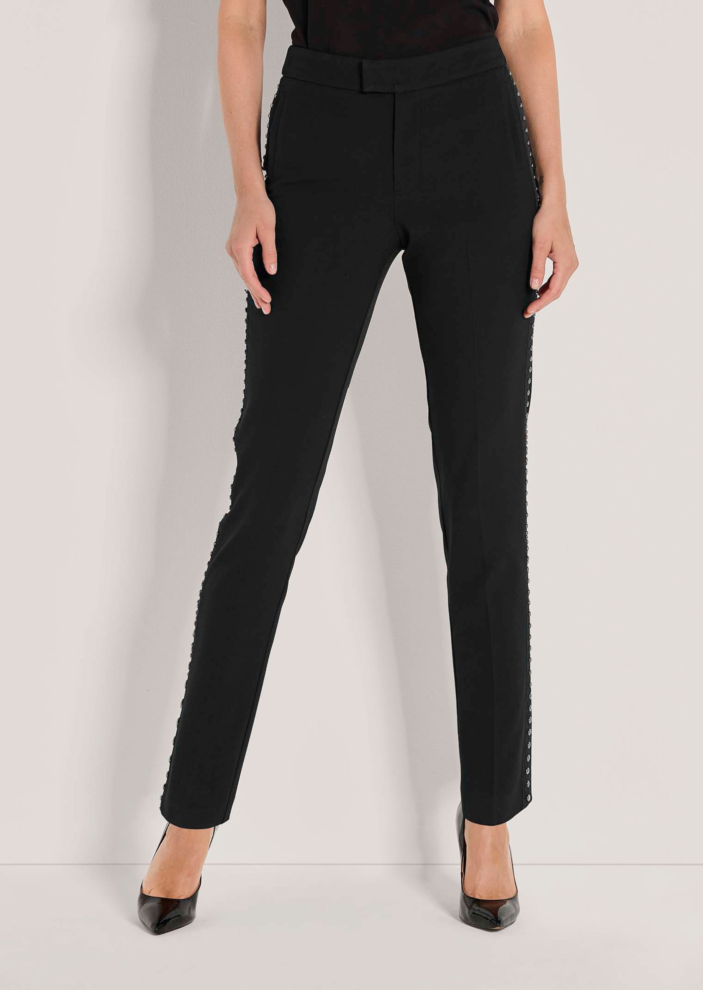 Schlanke Bügelfalten-Hose mit Nieten