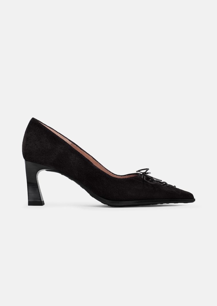Pumps met bont en sierveters